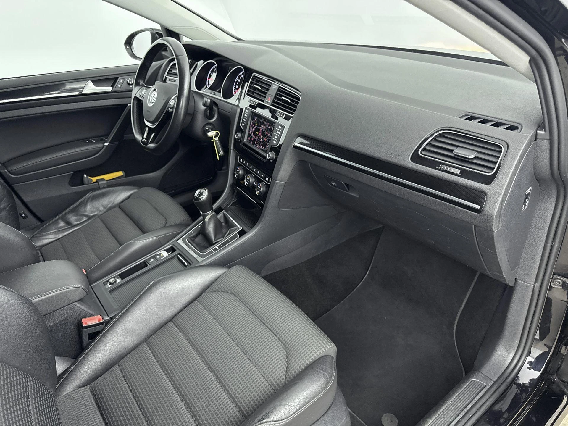 Volkswagen-Golf-image-17