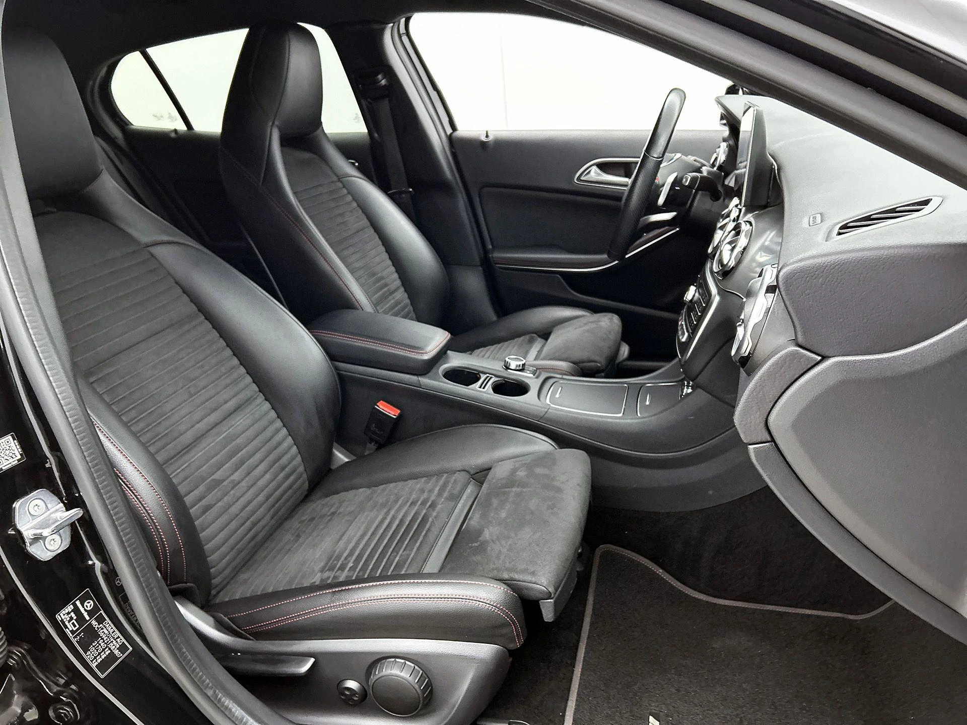 Mercedes-Benz-GLA-image-39