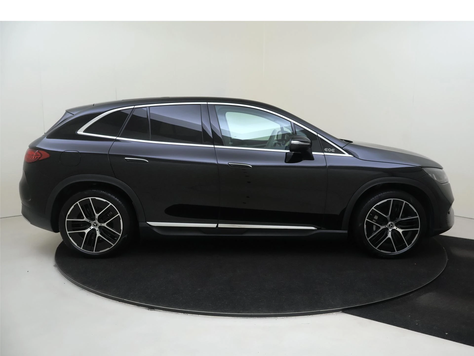 Mercedes-Benz-EQE-image-8