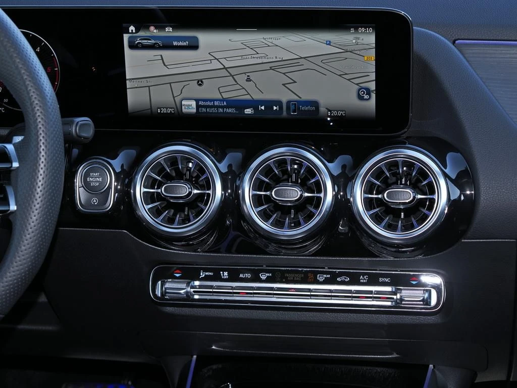 Mercedes-Benz-GLA 220 d-image-11