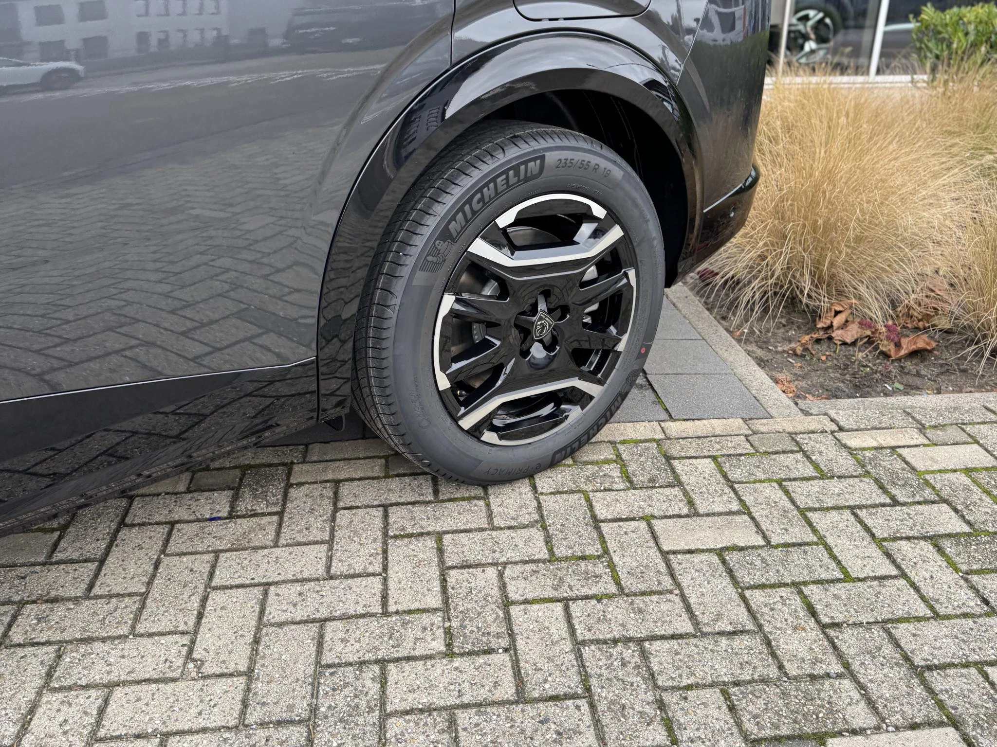 Peugeot-e-5008-image-9