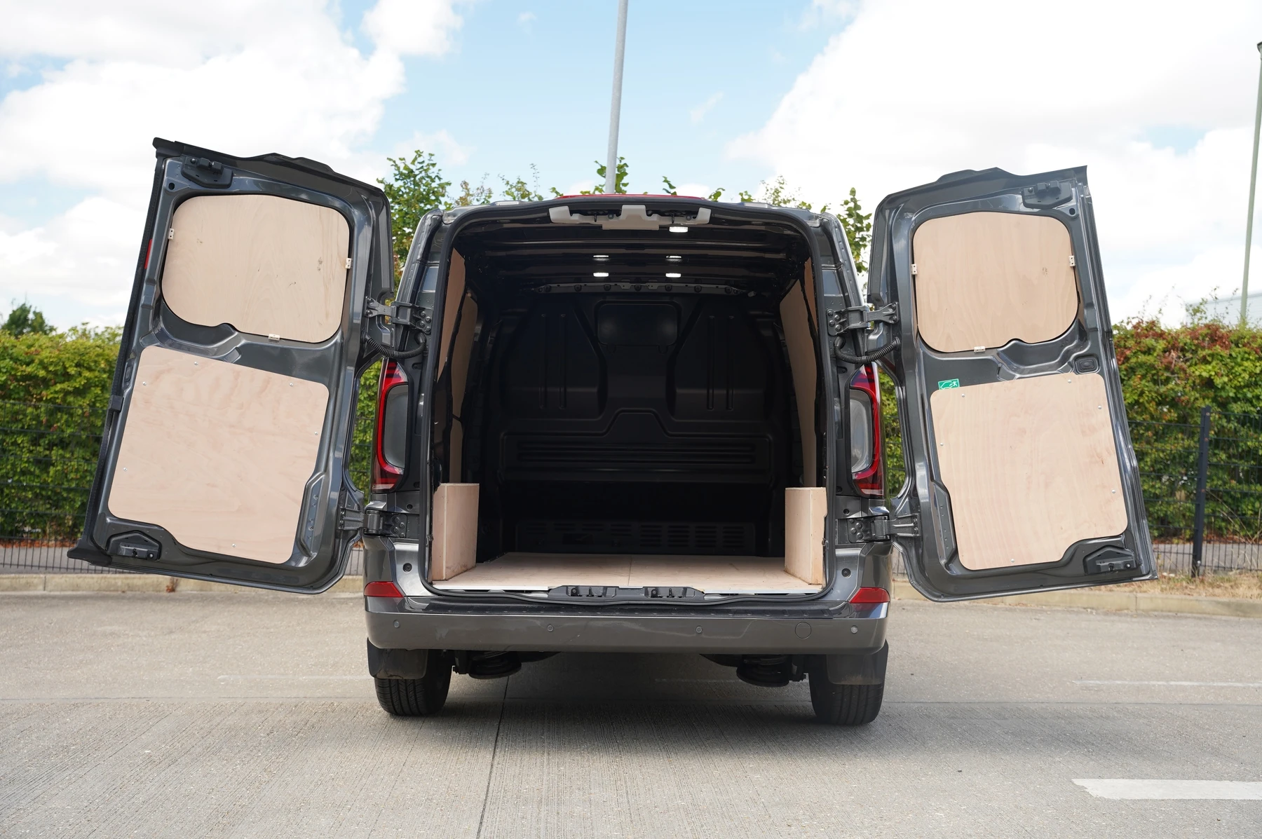 Volkswagen-Transporter-image-29