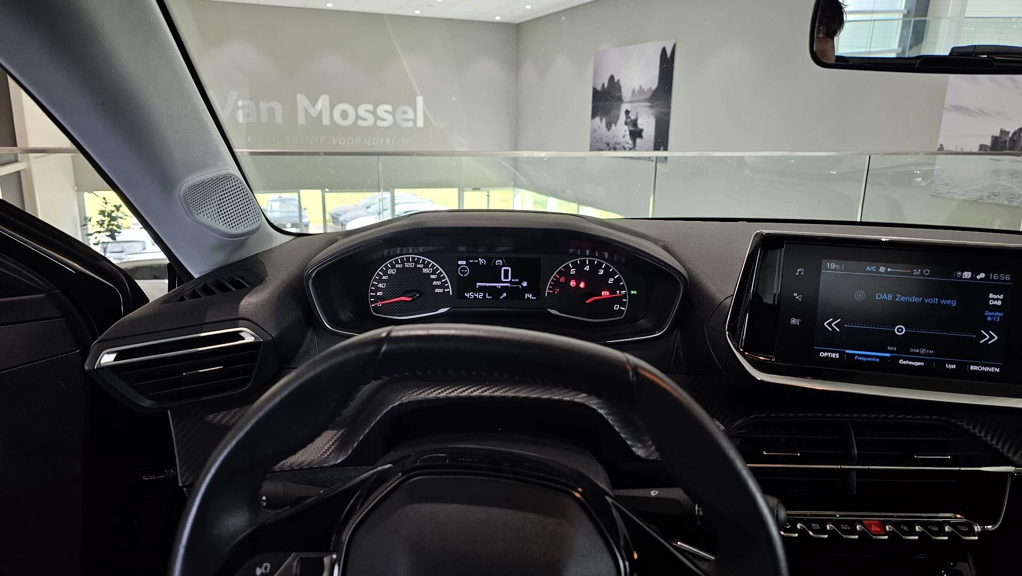 Peugeot-208-image-11