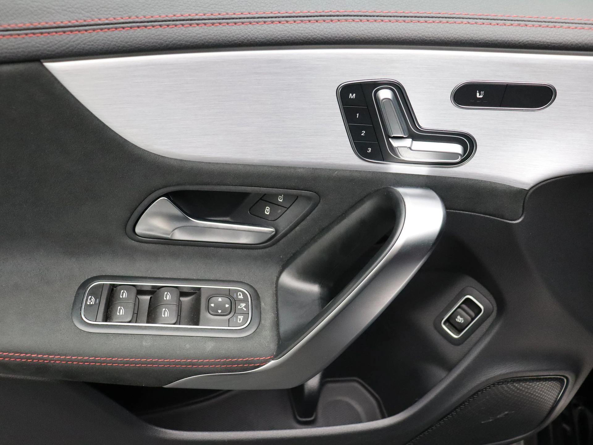 Mercedes-Benz CLA 200 AMG Line + PANO DAK + MULTIBEAM LED + CARPLAY +