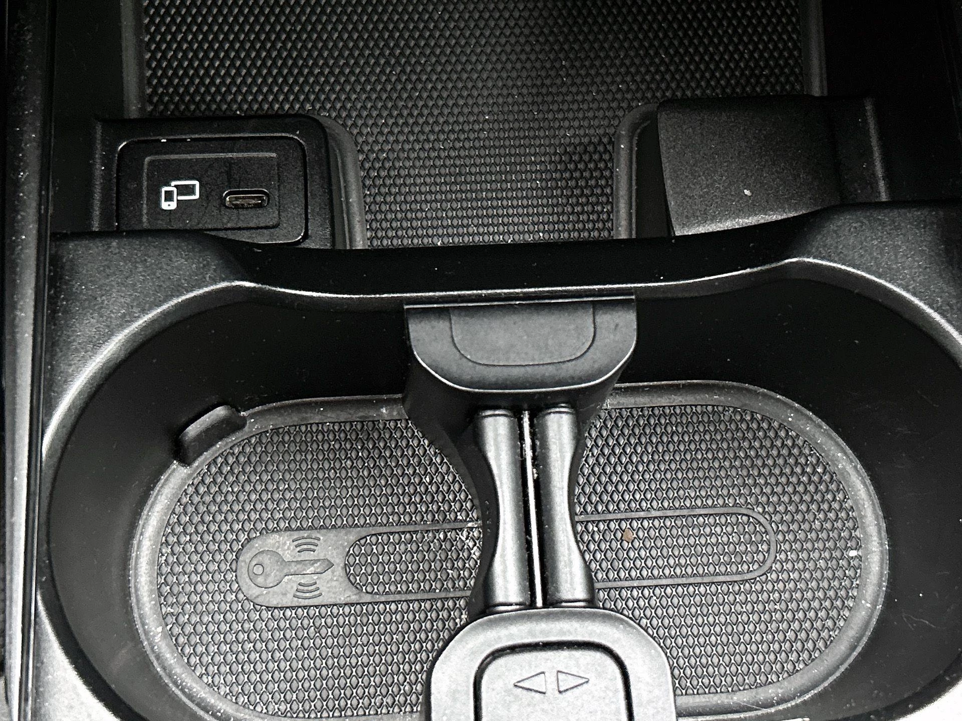 Mercedes-Benz-CLA-image-30