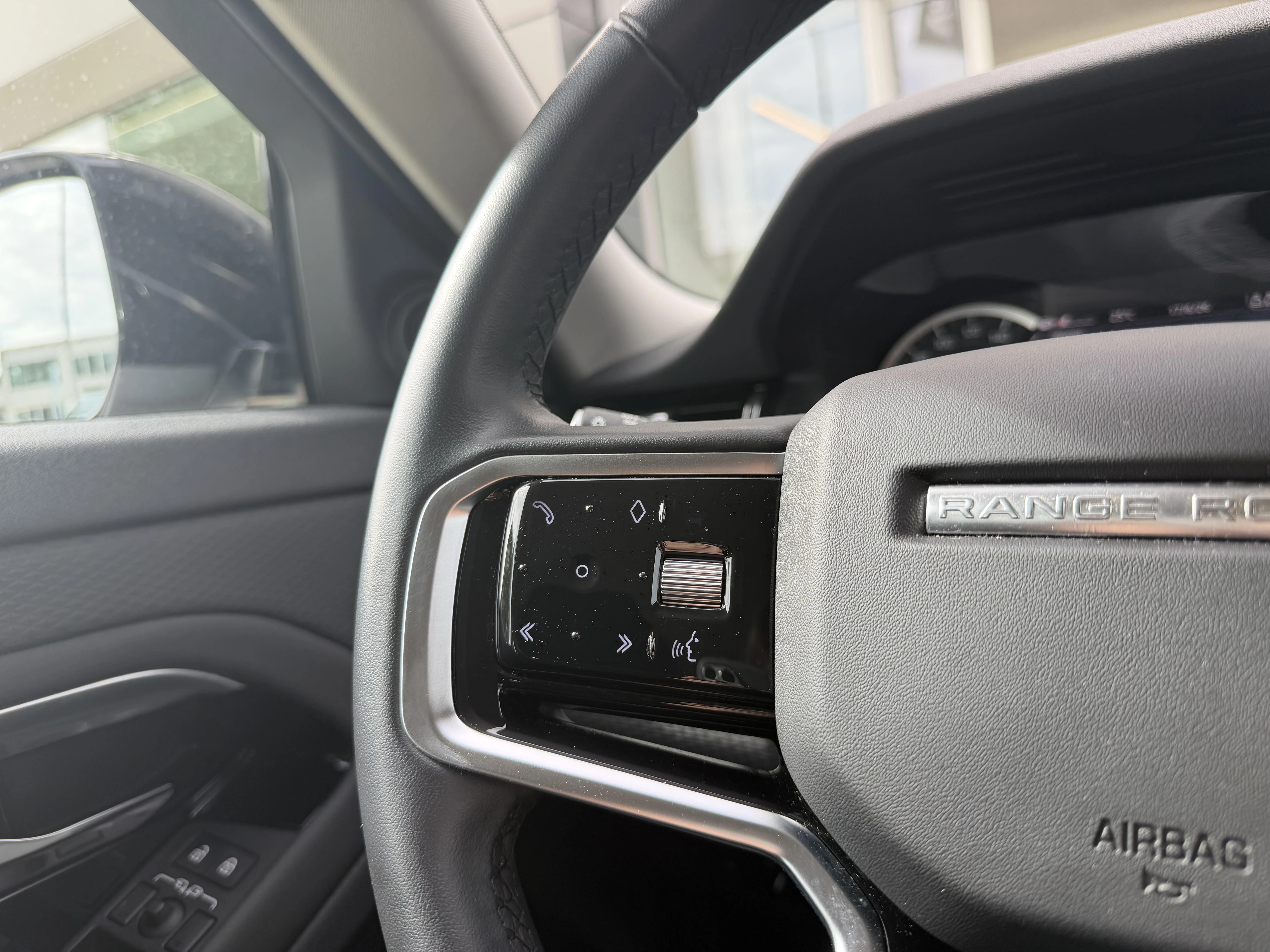 Land Rover-Range Rover Evoque-image-10