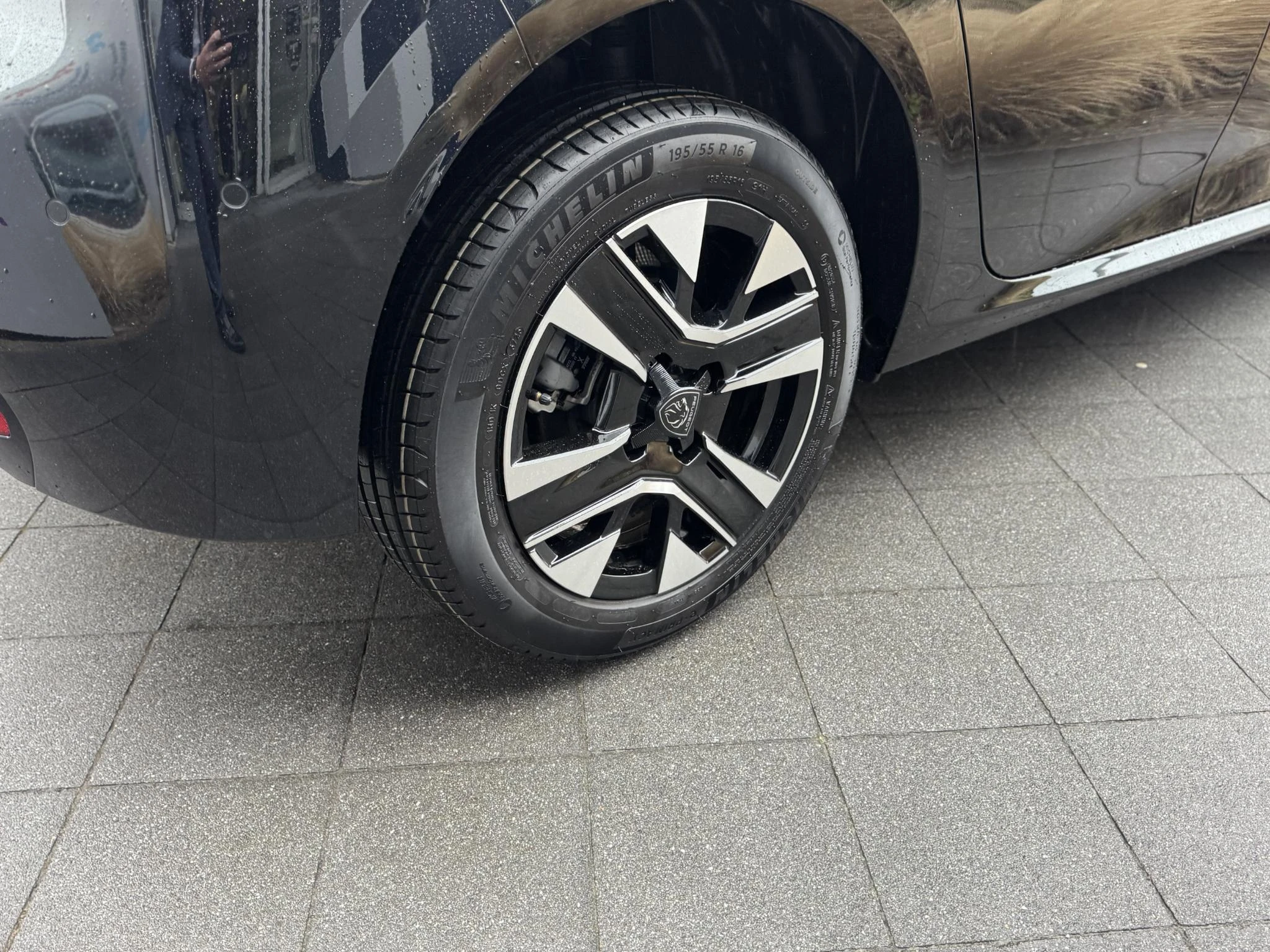 Peugeot-e-208-image-8