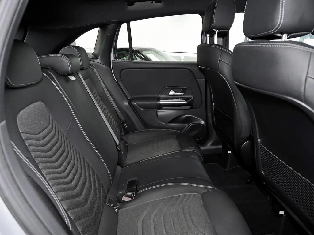 Mercedes-Benz-GLA 200 d-image-13