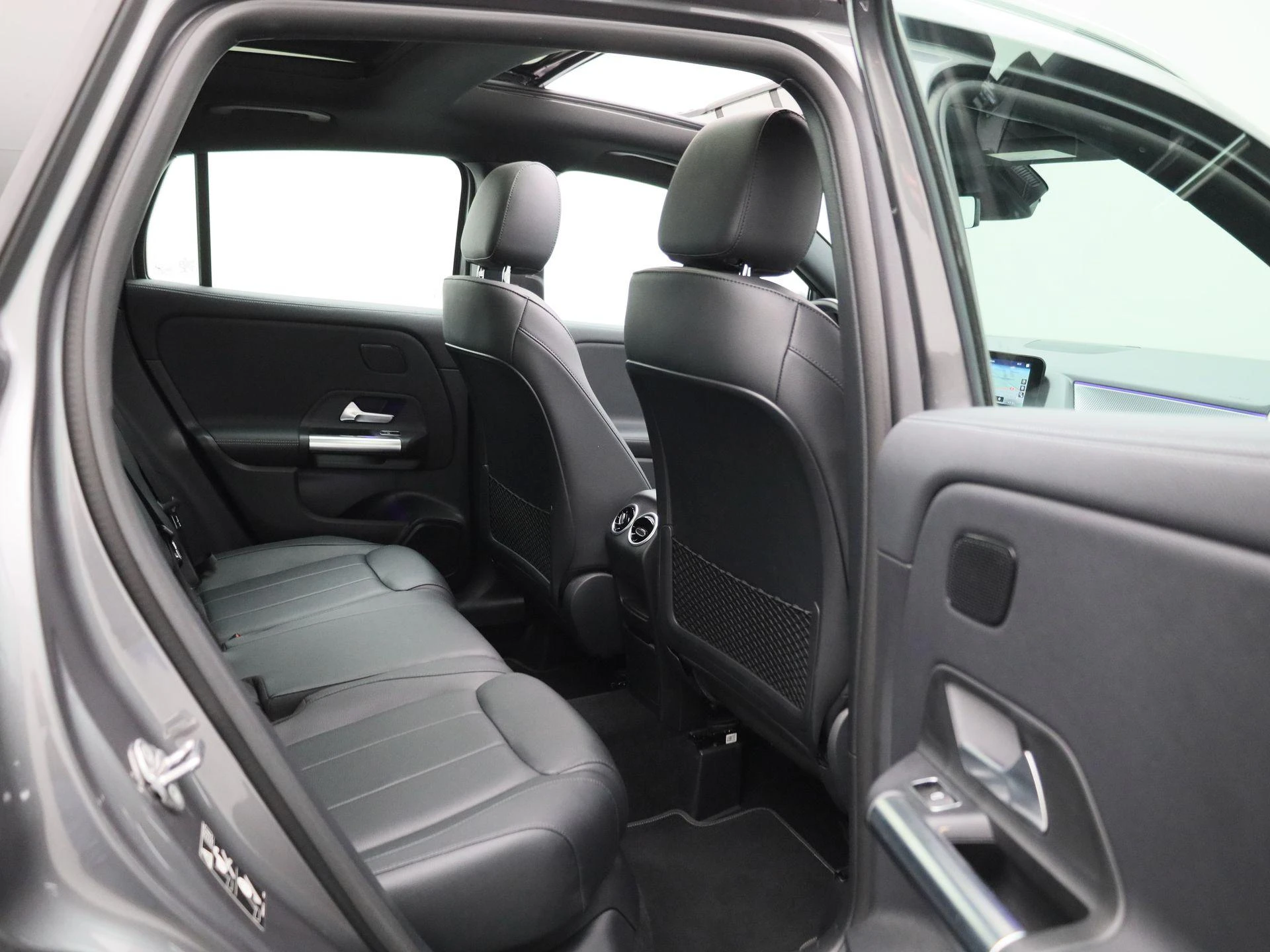 Mercedes-Benz-GLA-image-40