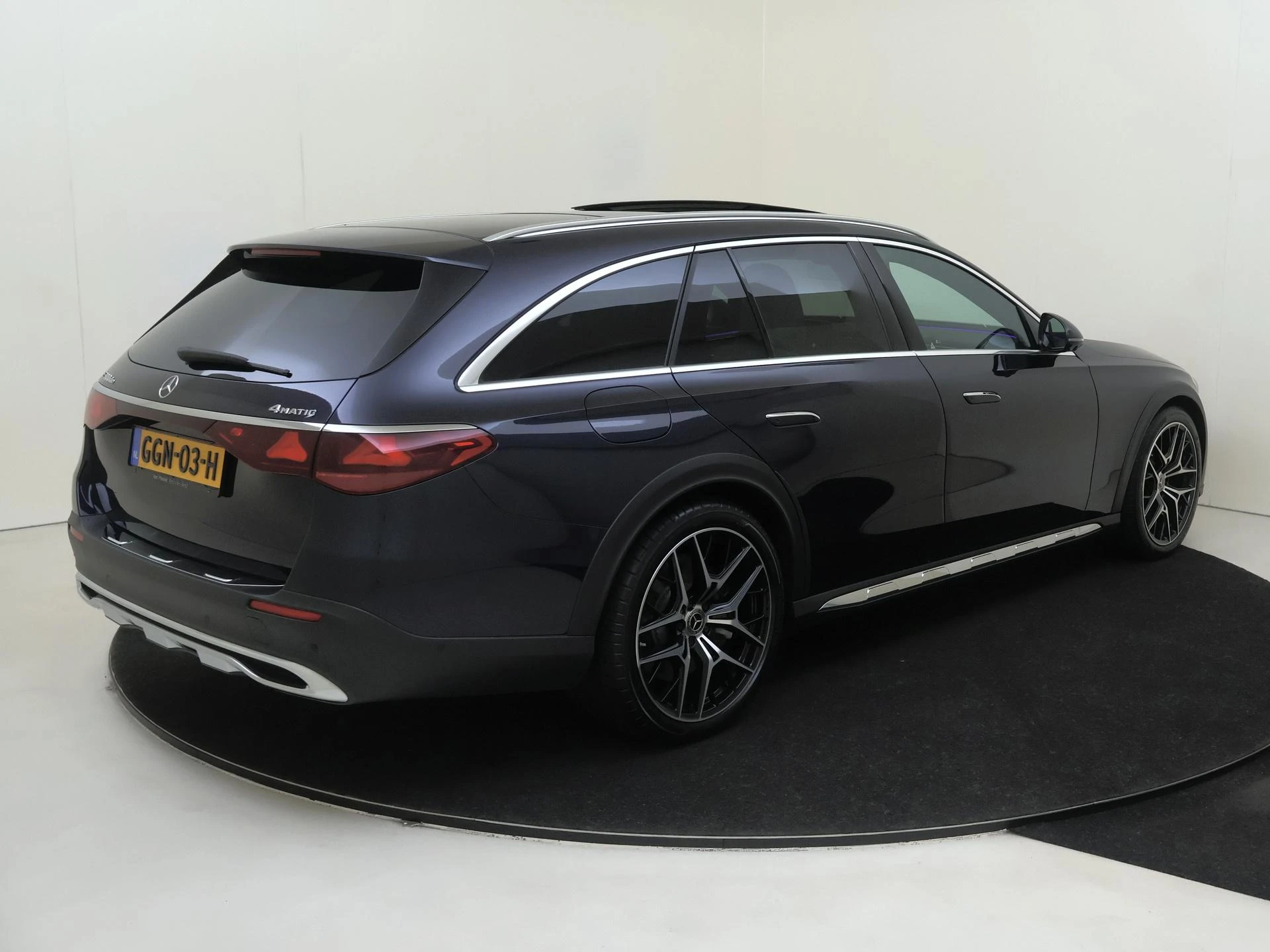 Mercedes-Benz-E-Klasse-image-3