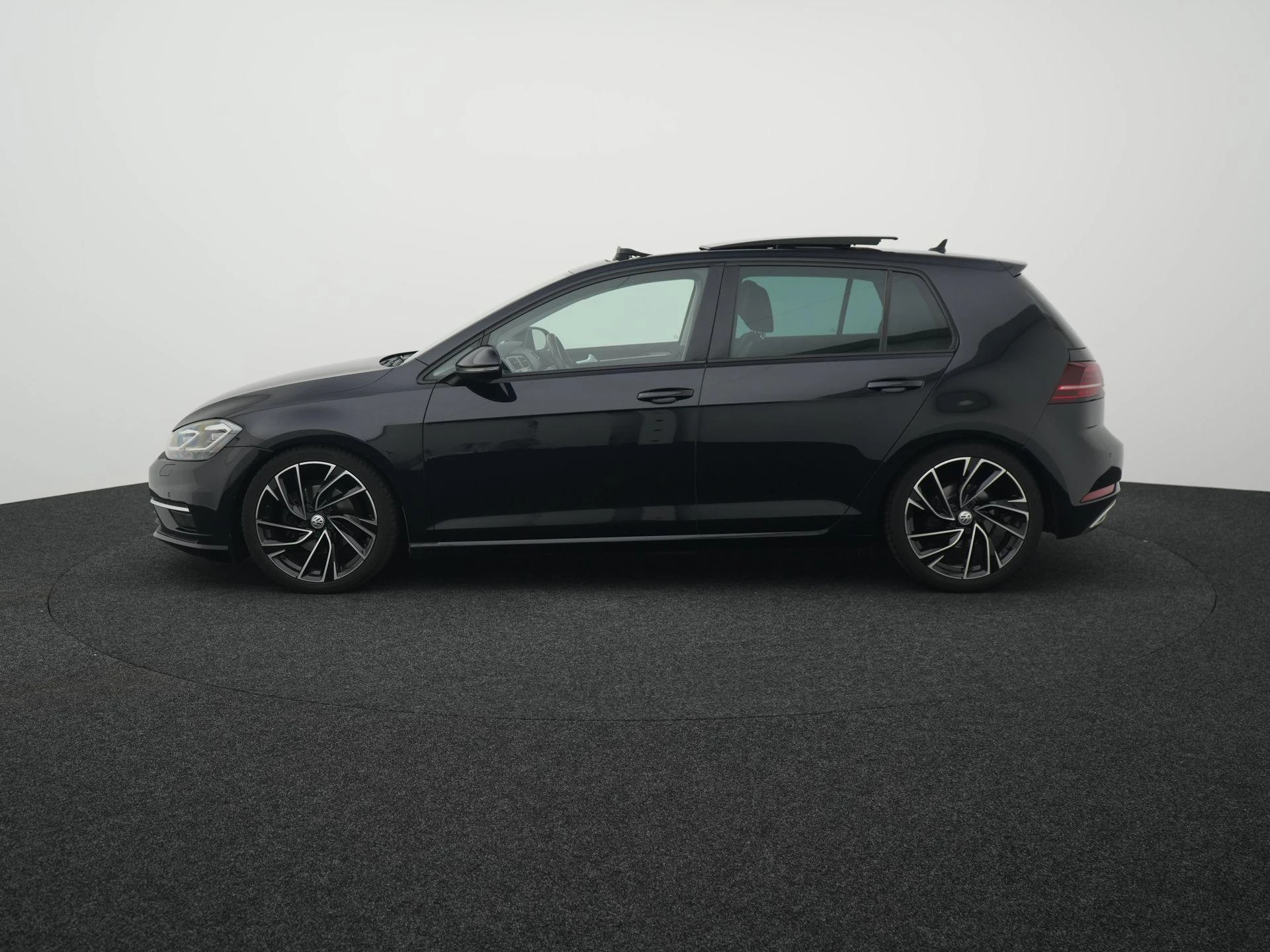 Volkswagen-Golf-image-3