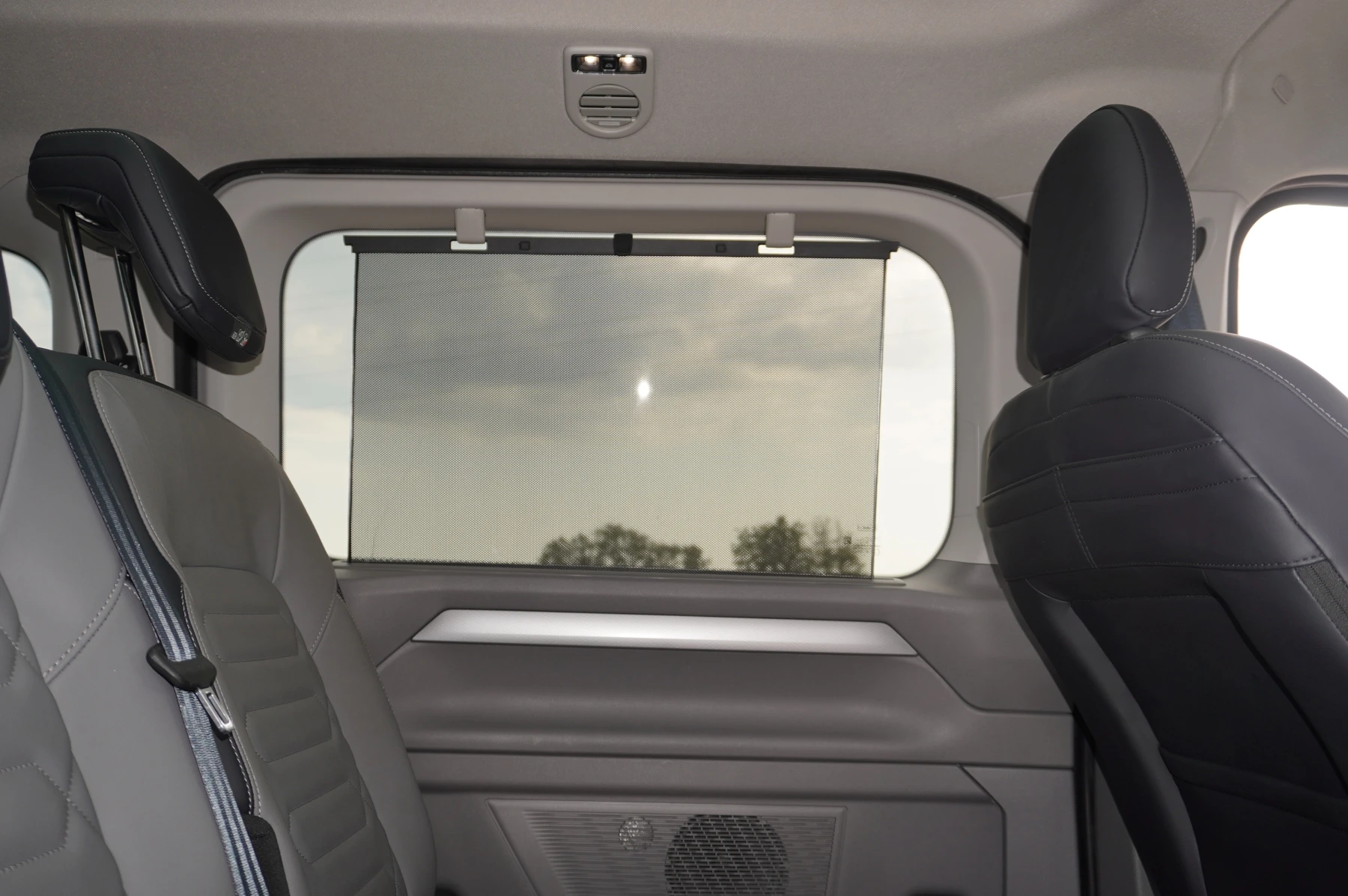 Volkswagen-Transporter-image-17