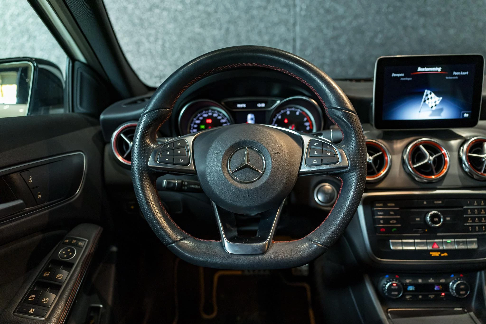 Mercedes-Benz GLA 200 AMG Line + PANORAMISCH DAK + CARPLAY + TREKHAAK +