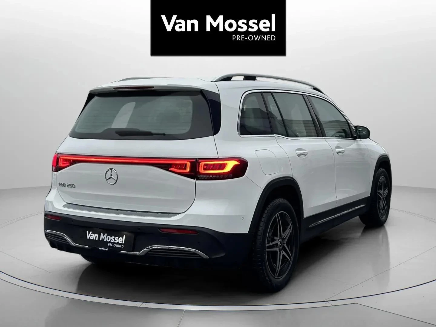 Mercedes-Benz-EQB-image-4