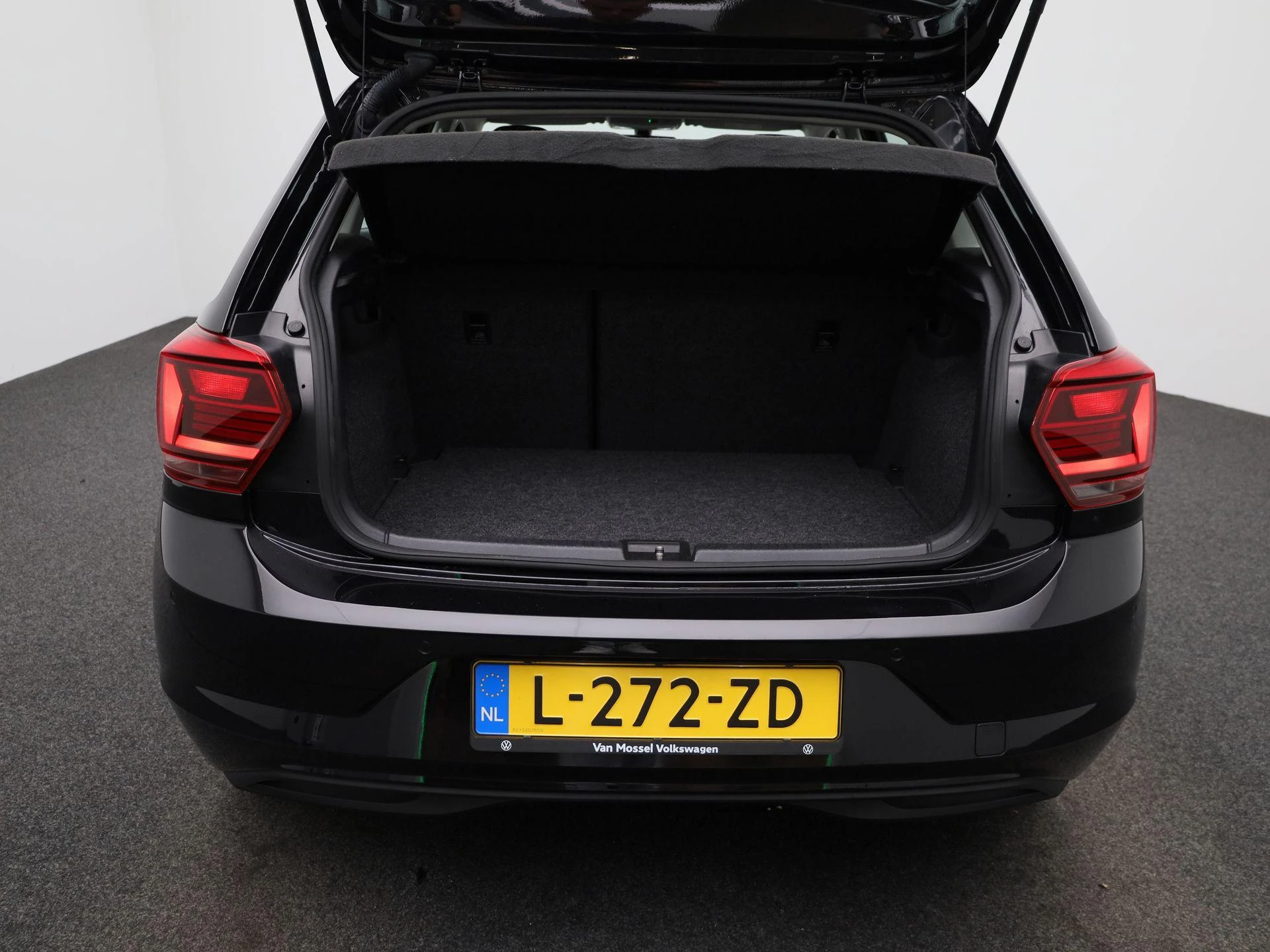 Volkswagen-Polo-image-12