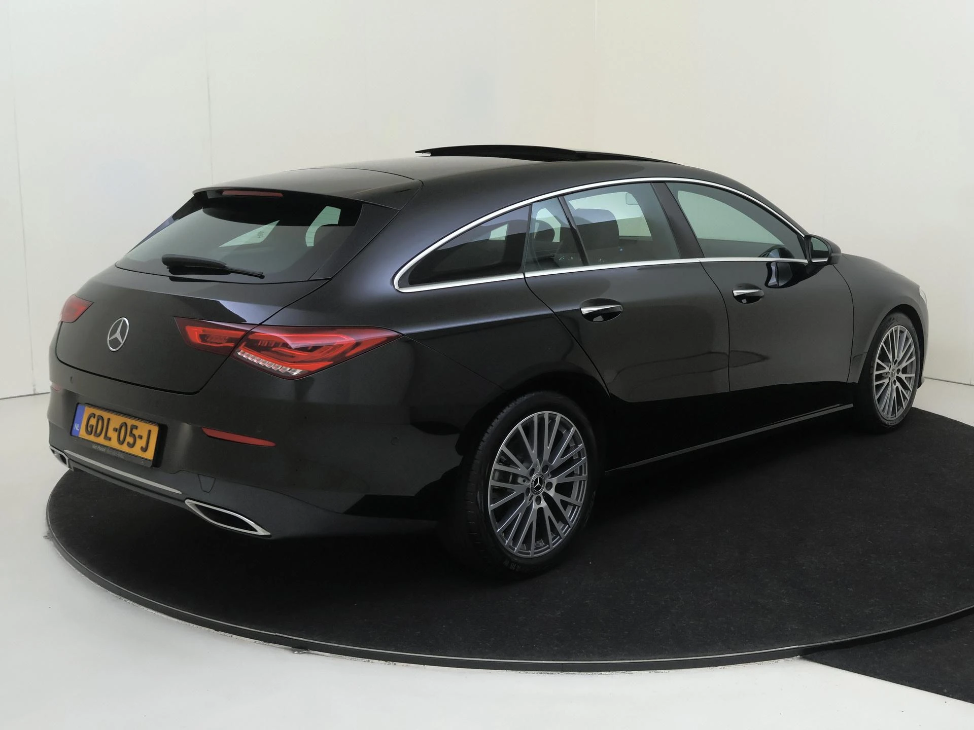 Mercedes-Benz-CLA-image-3