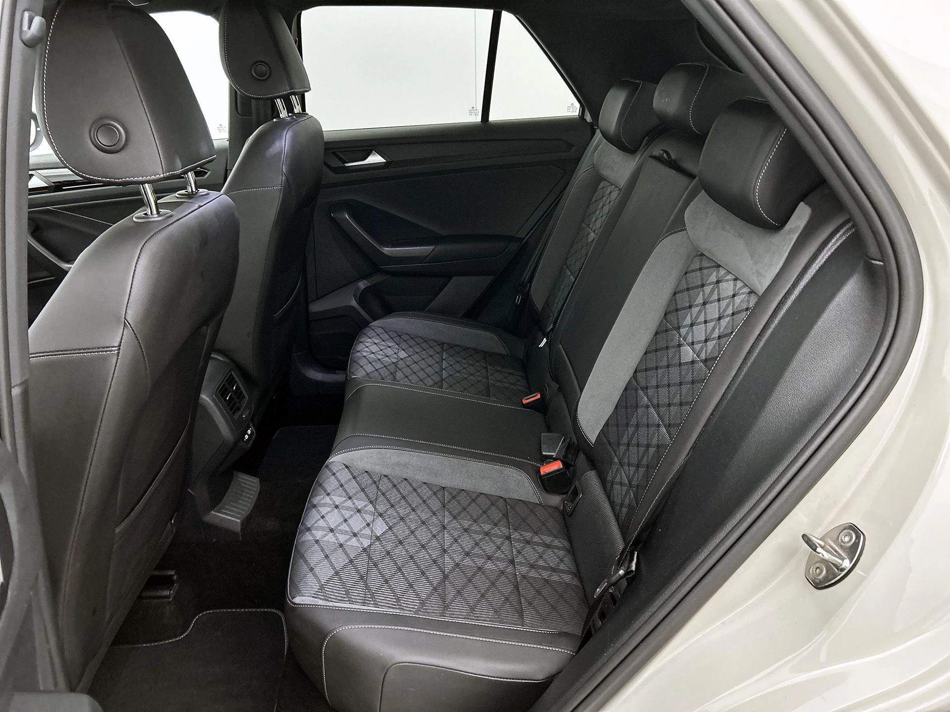 Volkswagen-T-Roc-image-25