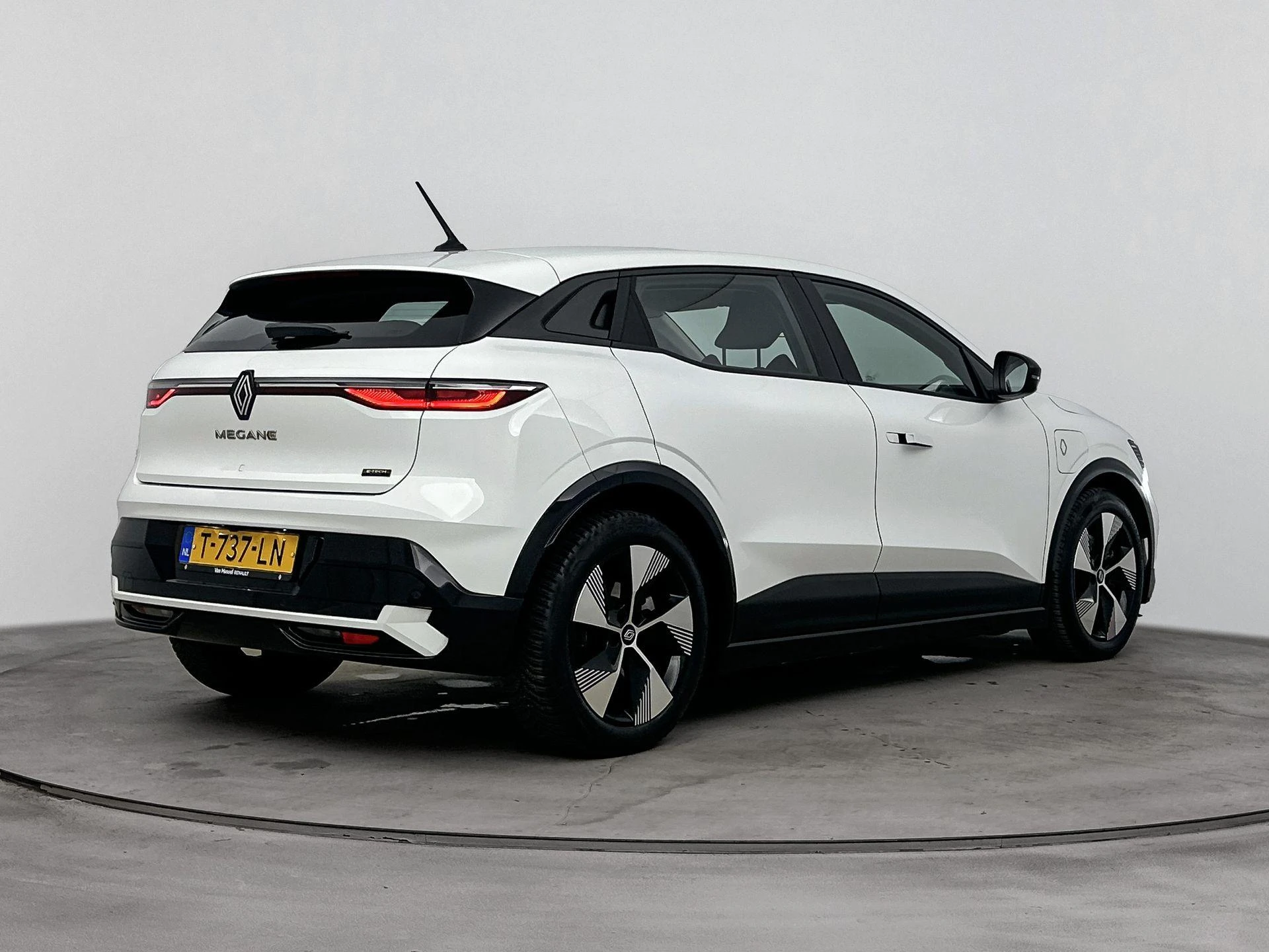 Renault-Megane E-Tech-image-3
