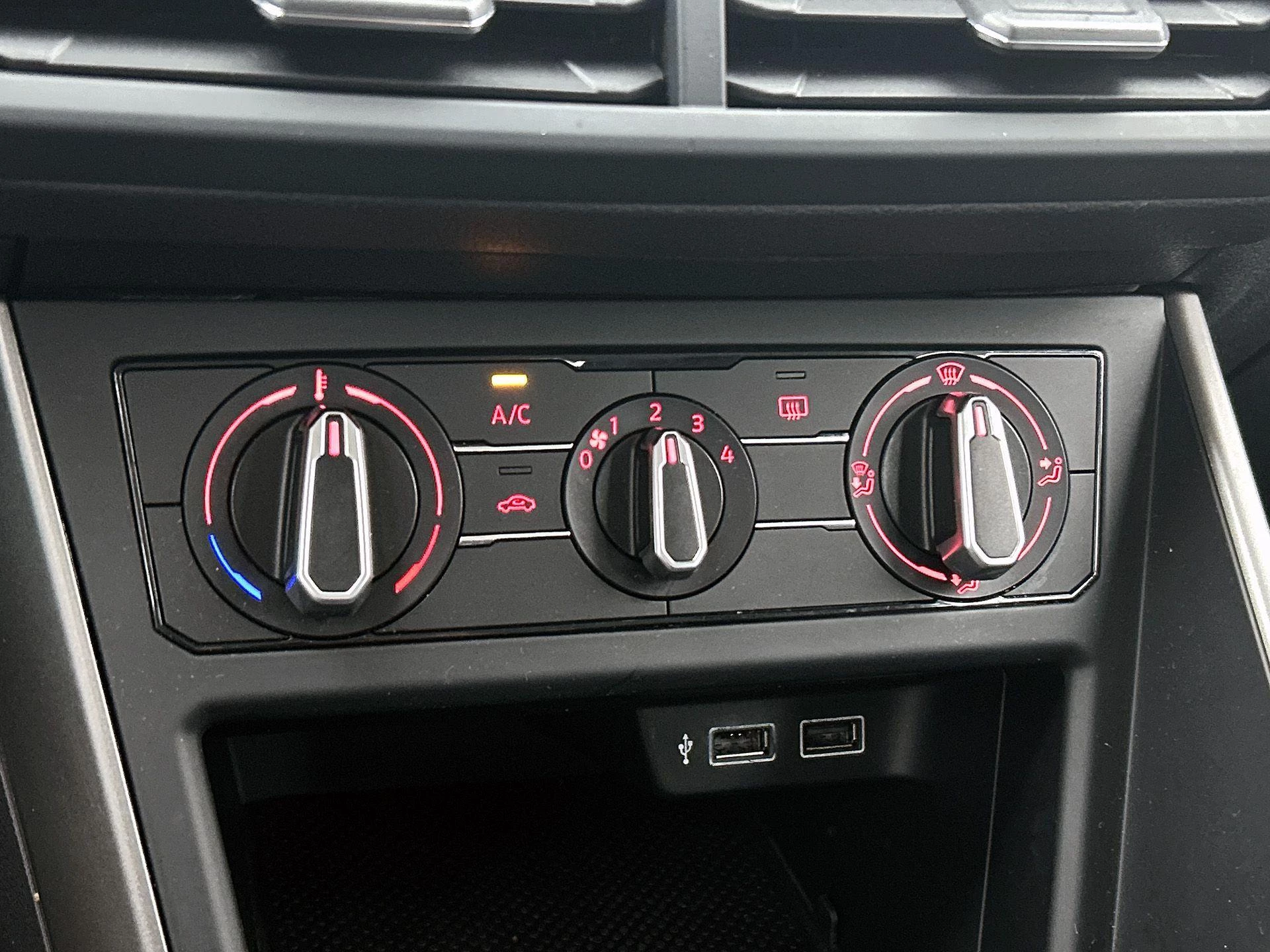 Volkswagen-Polo-image-24