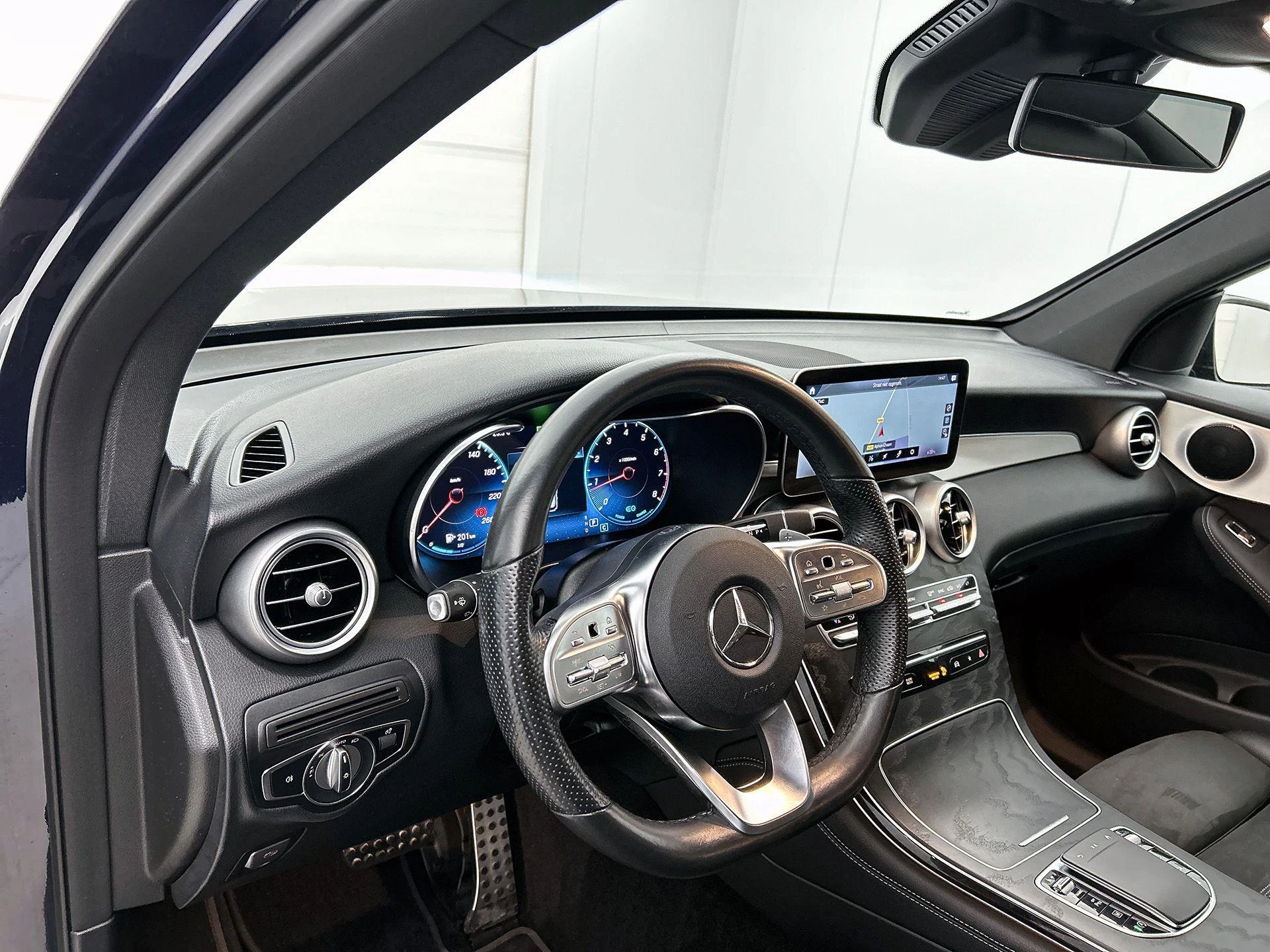 Mercedes-Benz-GLC-image-17
