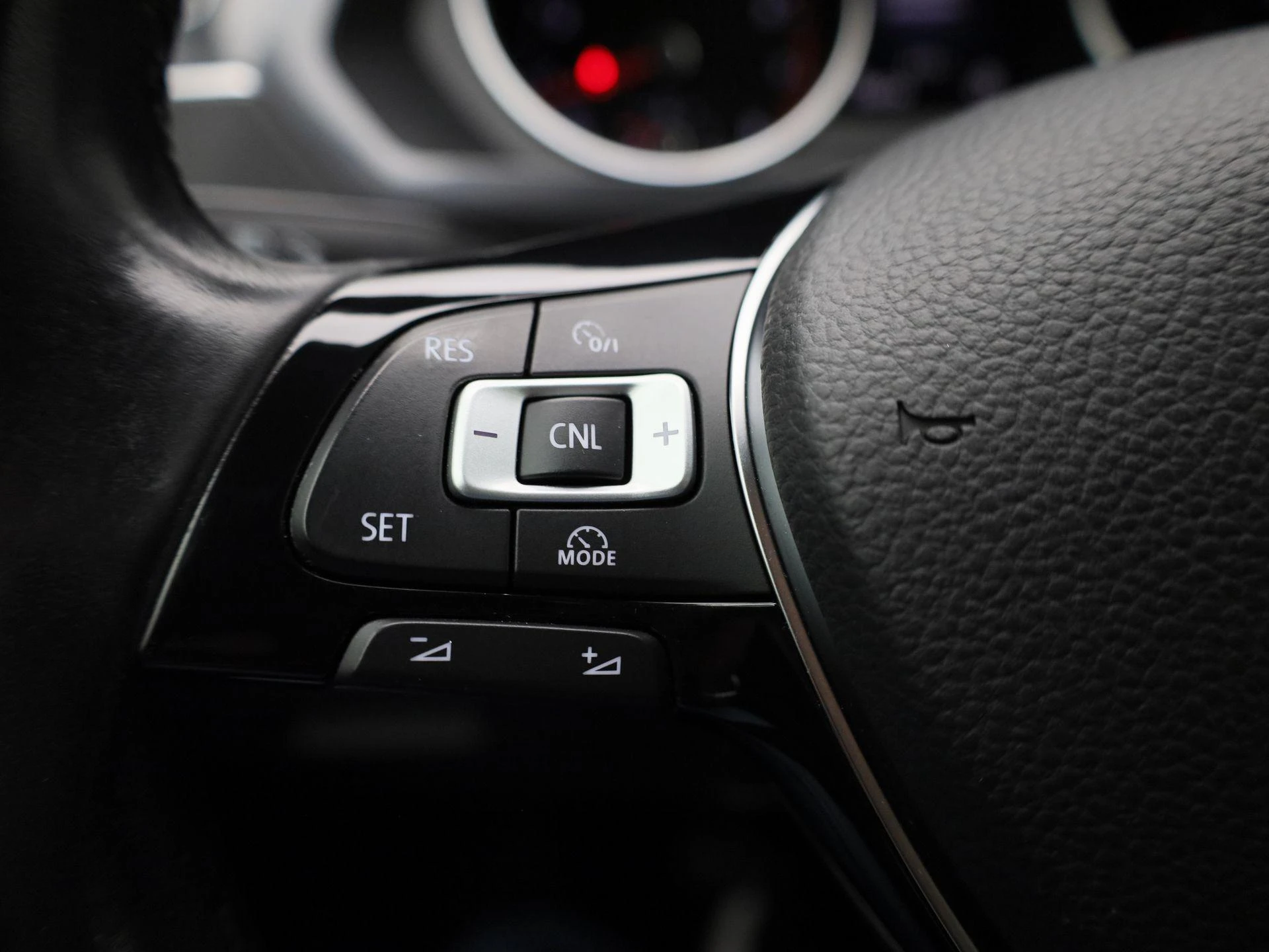 Volkswagen-Tiguan-image-16