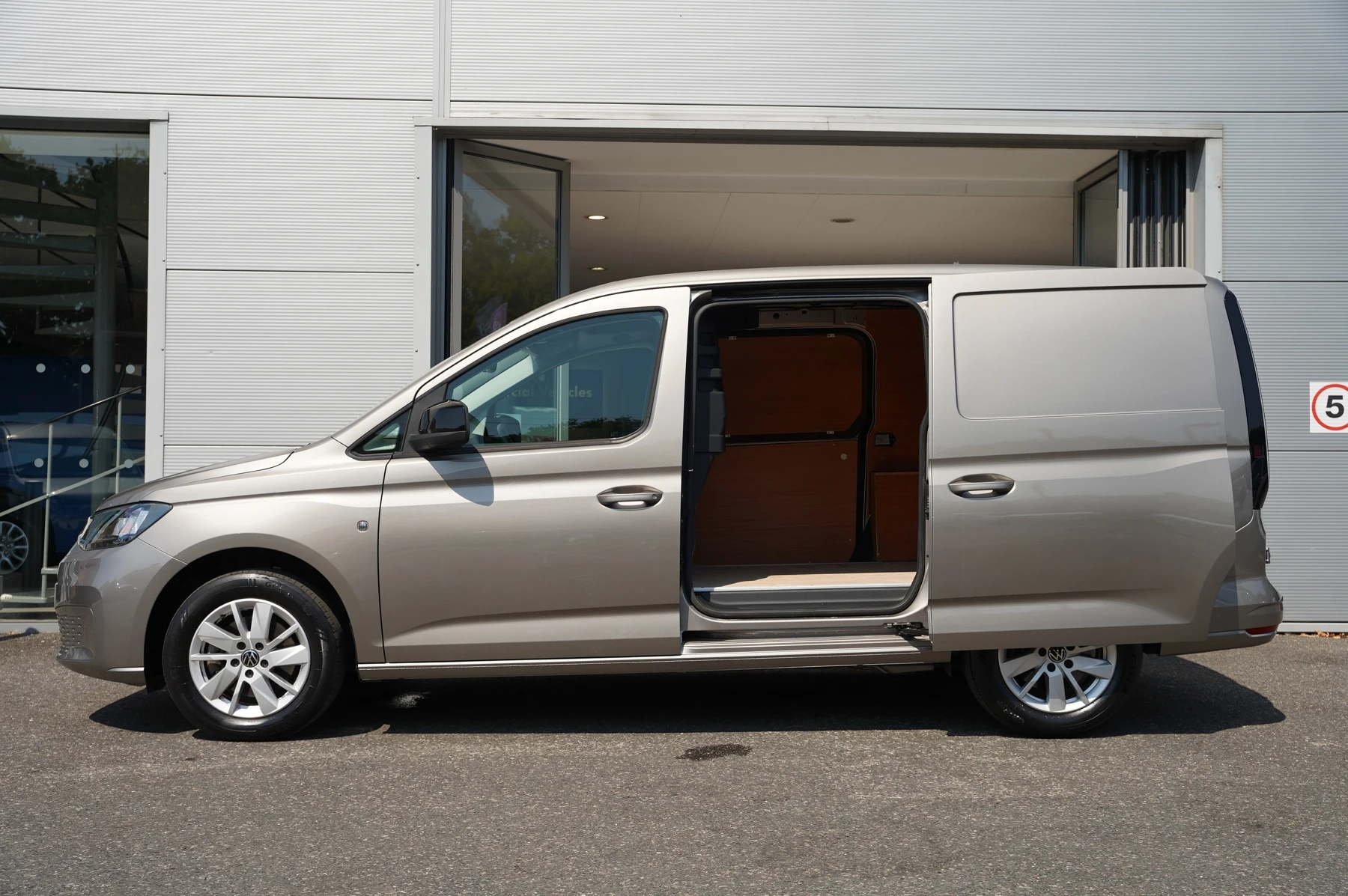 Volkswagen-Caddy-image-25