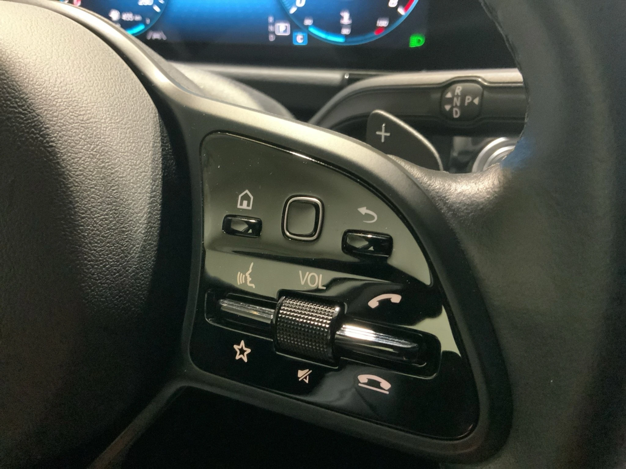 Mercedes-Benz-GLA-image-19