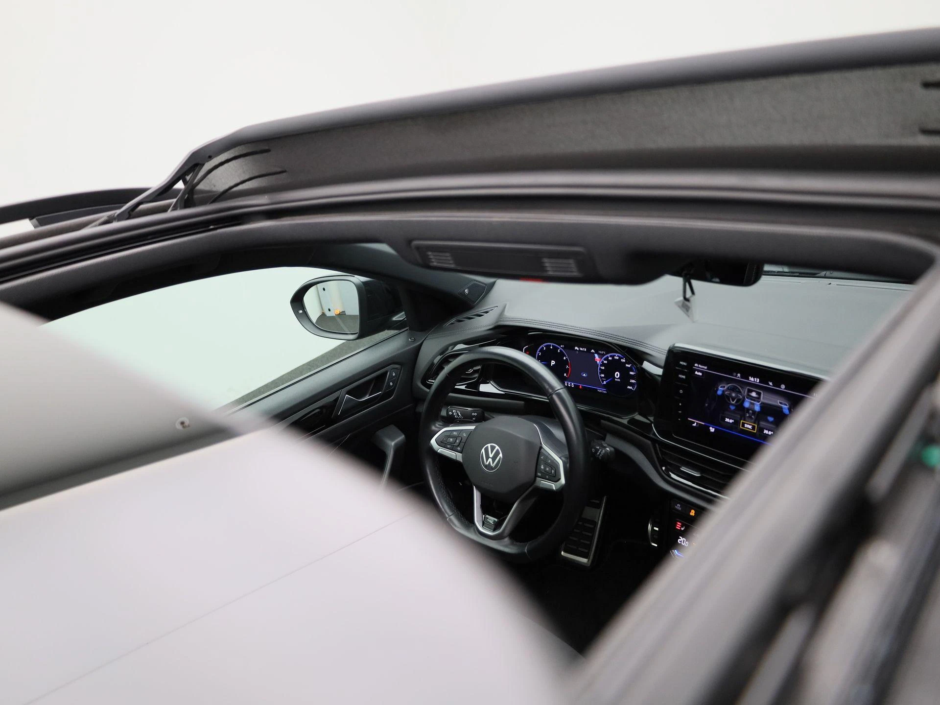 Volkswagen-T-Roc-image-39