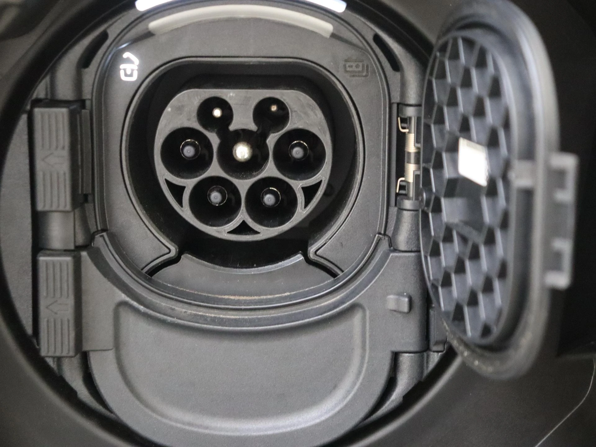 Mercedes-Benz-EQB-image-29