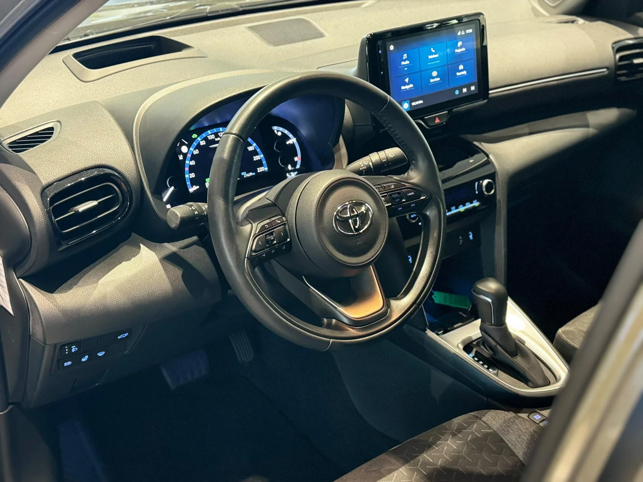Toyota-Yaris Cross-image-2