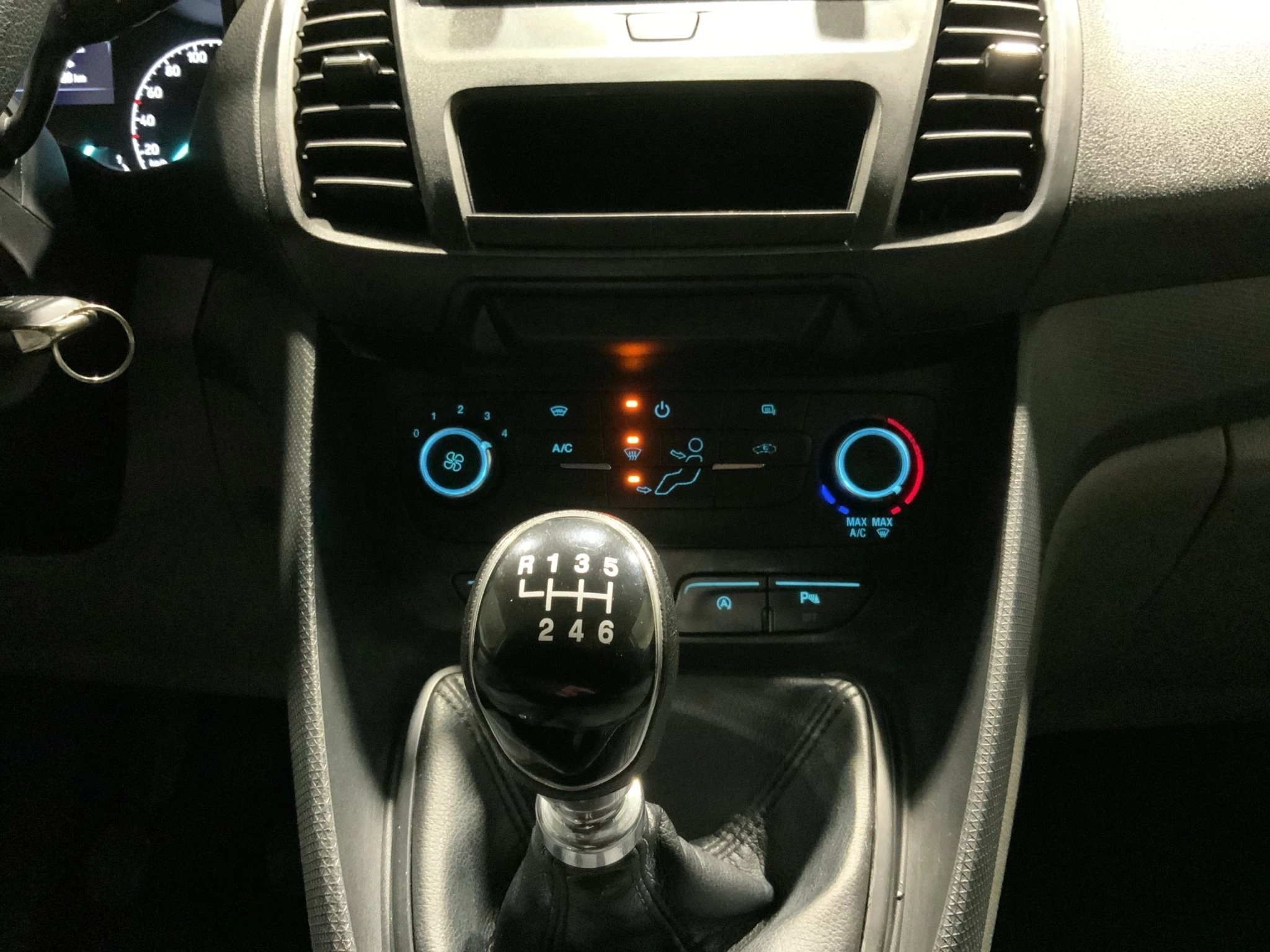 Ford-Transit Connect-image-11