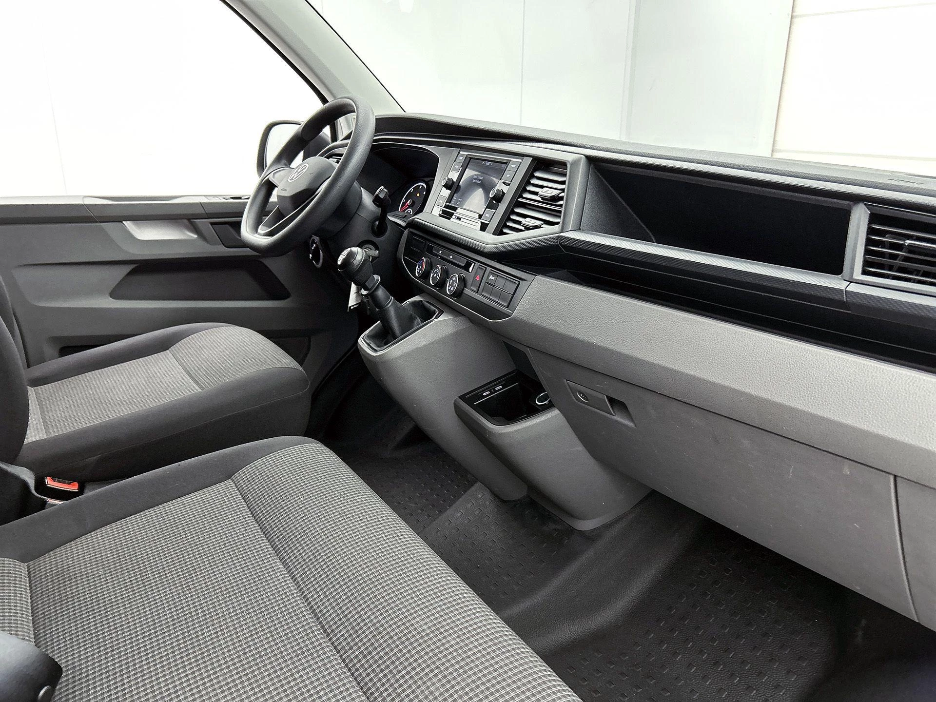 Volkswagen-Transporter-image-10