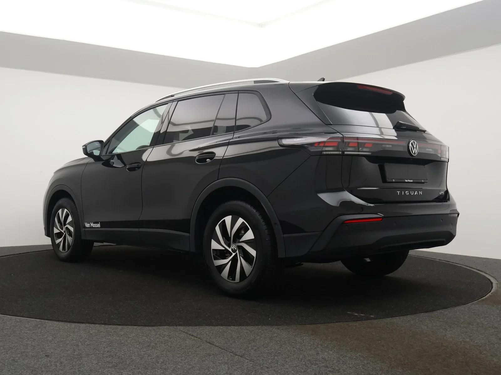 Volkswagen-Tiguan-image-4