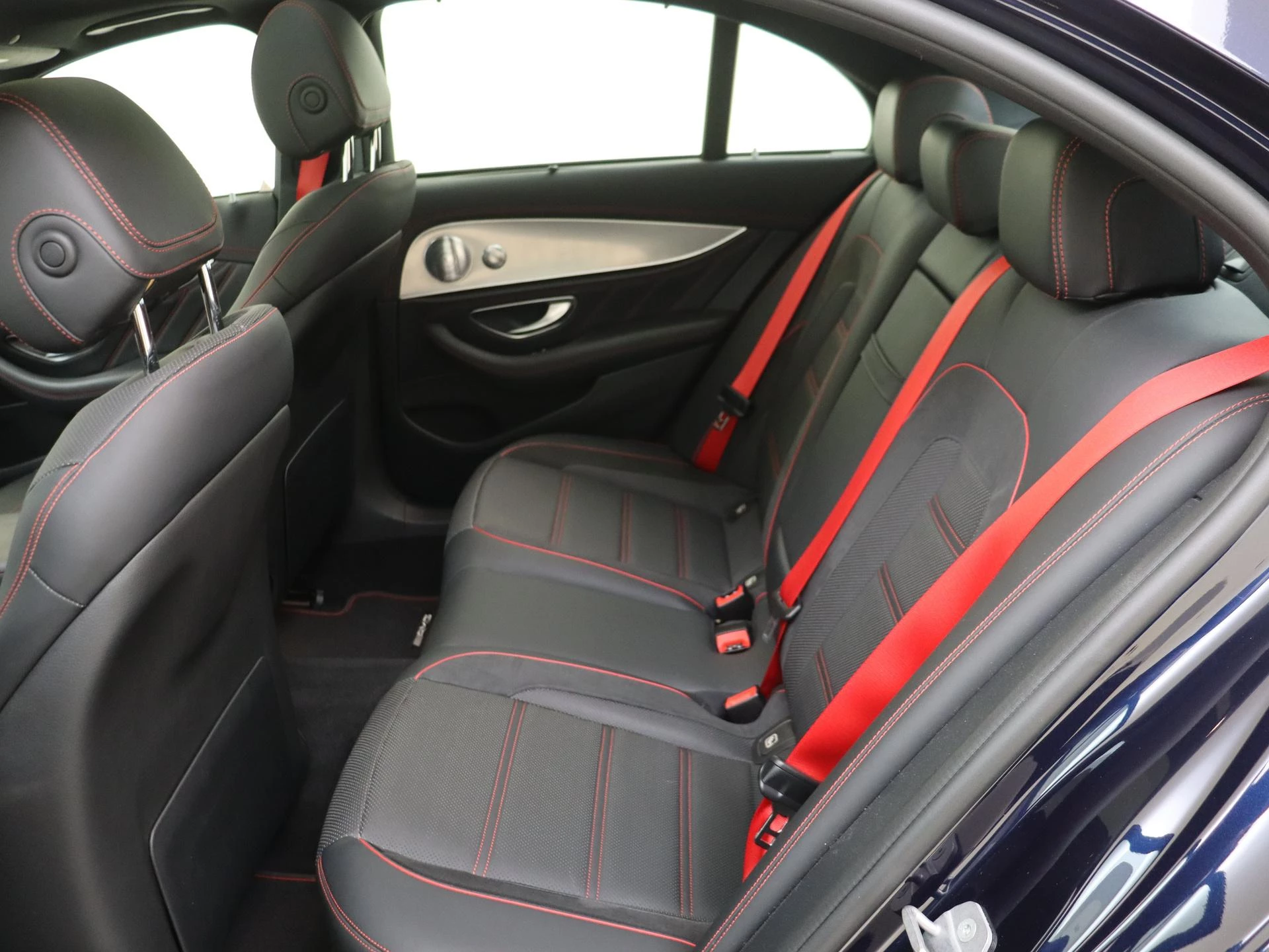 Mercedes-Benz-E-Klasse-image-3