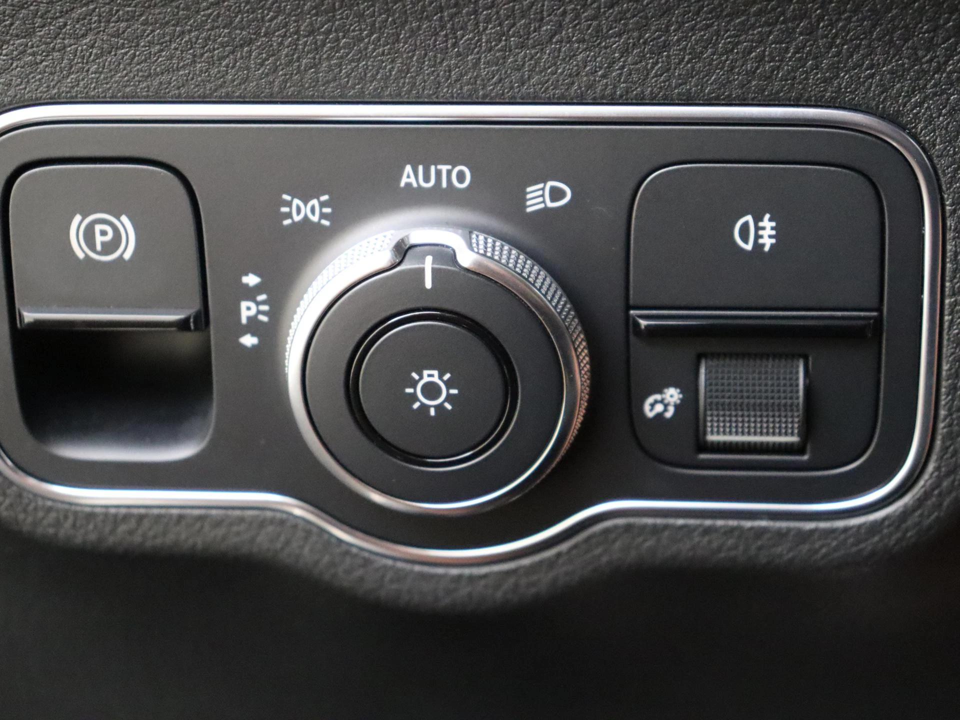 Mercedes-Benz-GLA-image-25