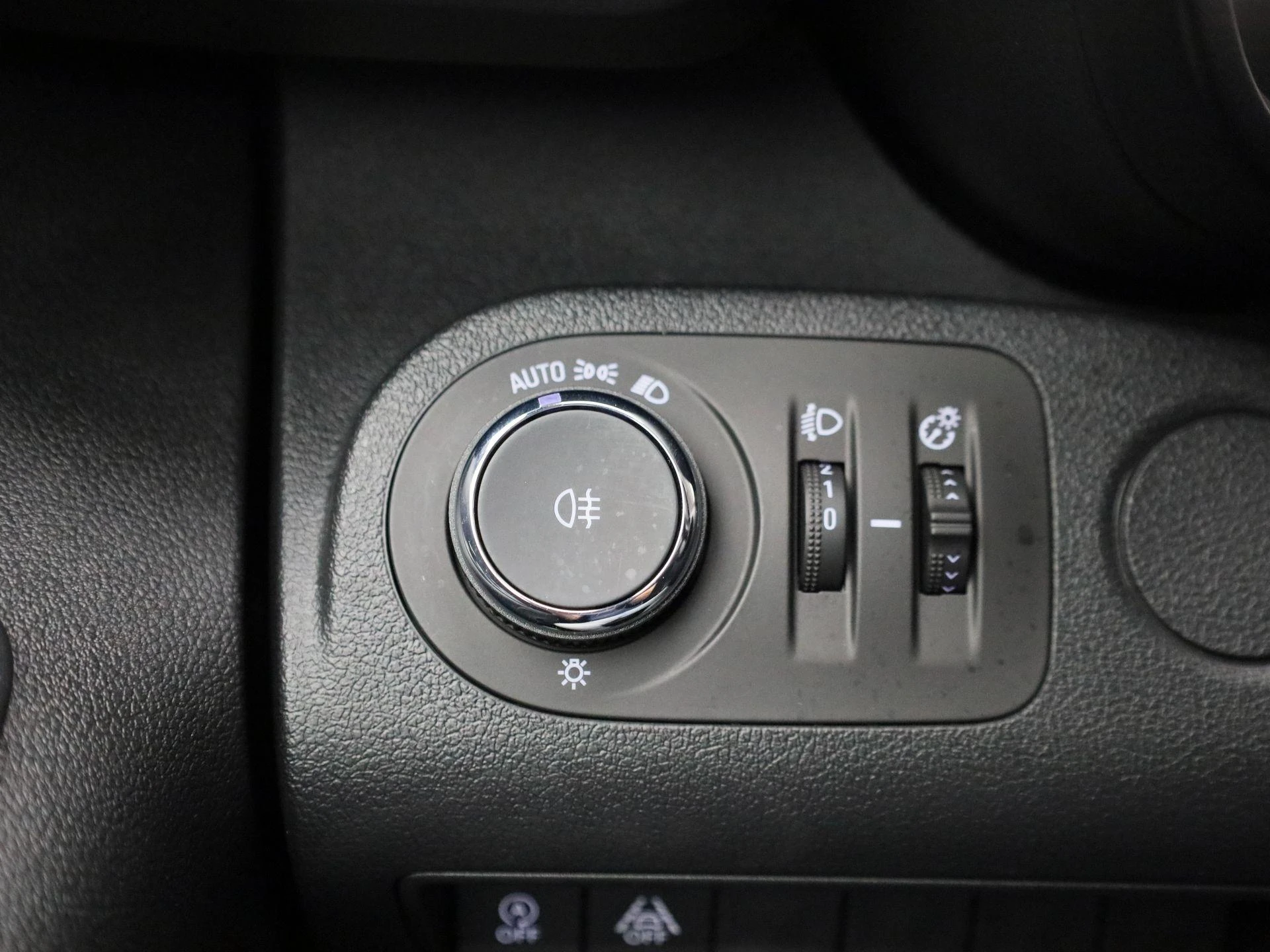 Opel-Combo Life-image-22