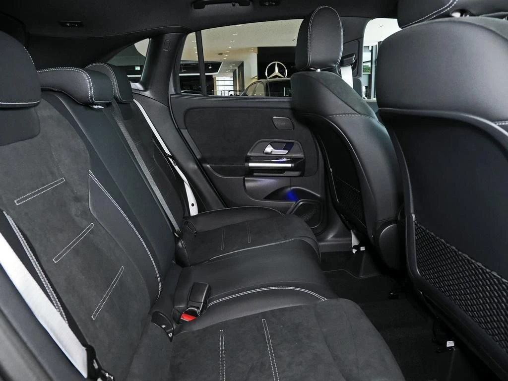 Mercedes-Benz-GLA 200 d-image-12