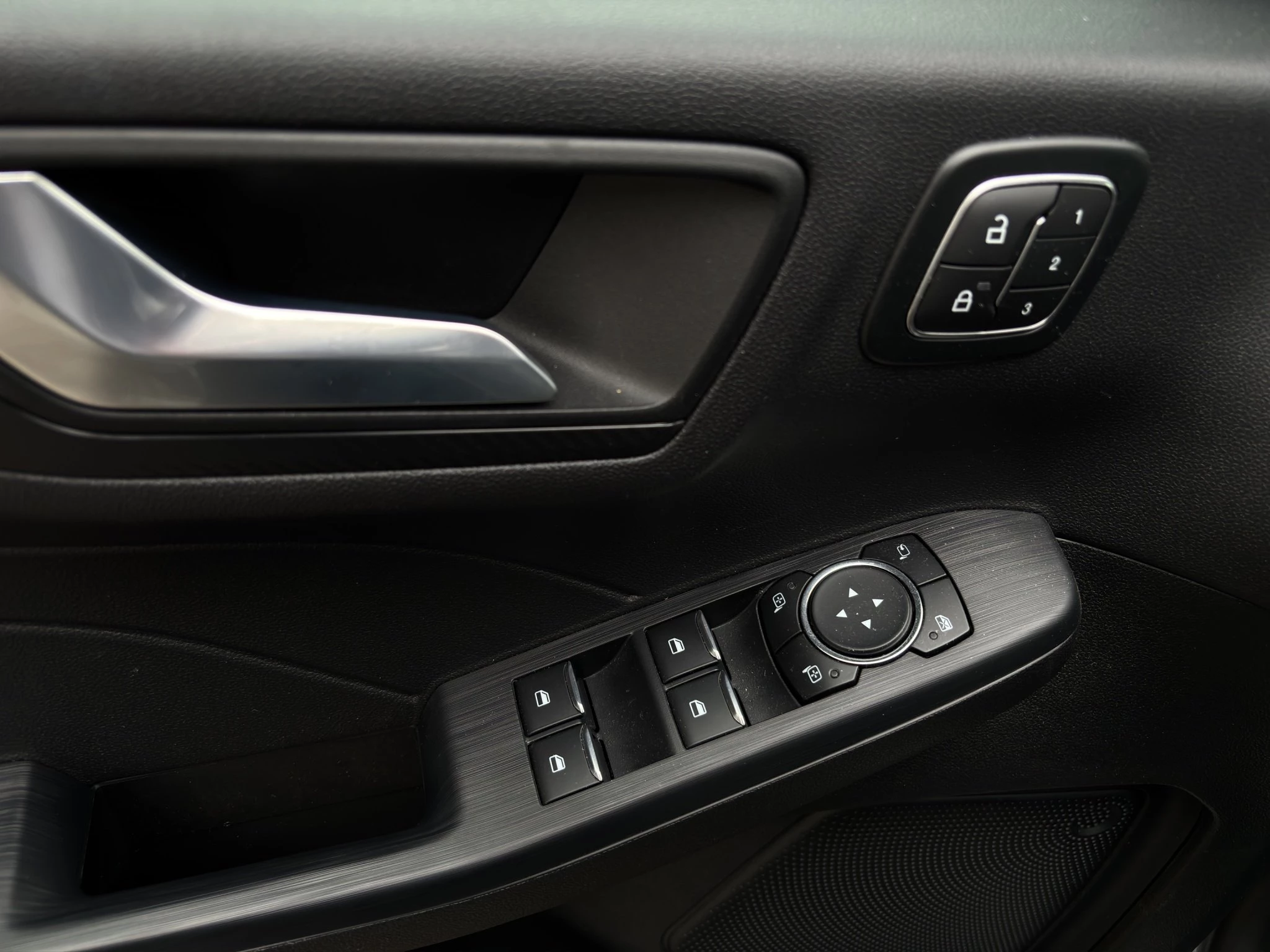 Ford Kuga ST-Line X Aut.*PANO*AHK*360GRAD*LED-MATRIX*NAVI*GRA*WINTER-PKT.