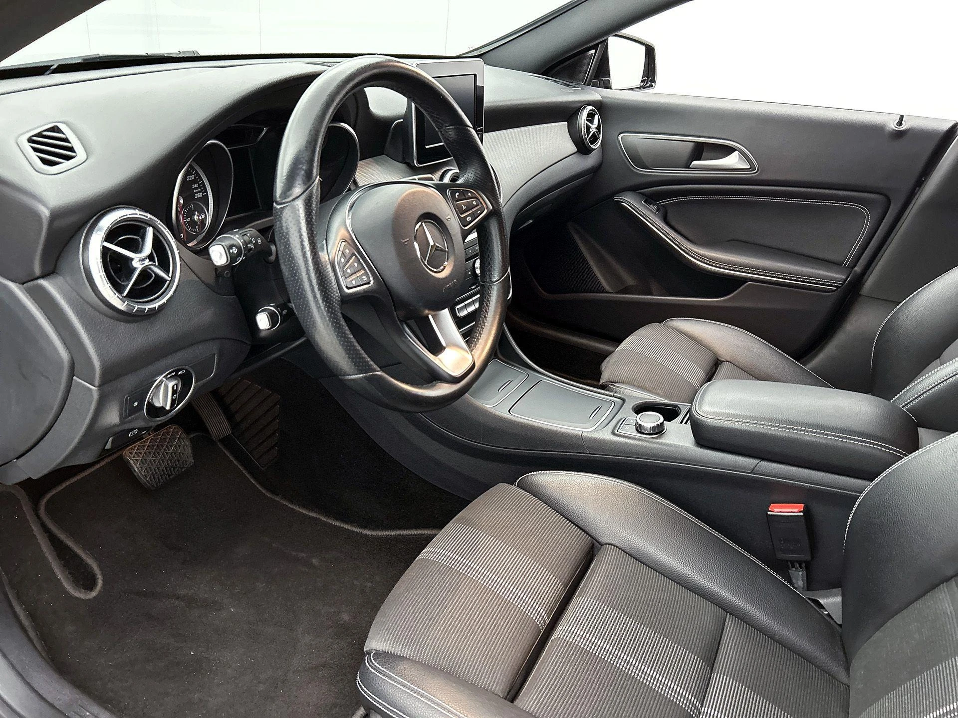Mercedes-Benz-CLA-image-20