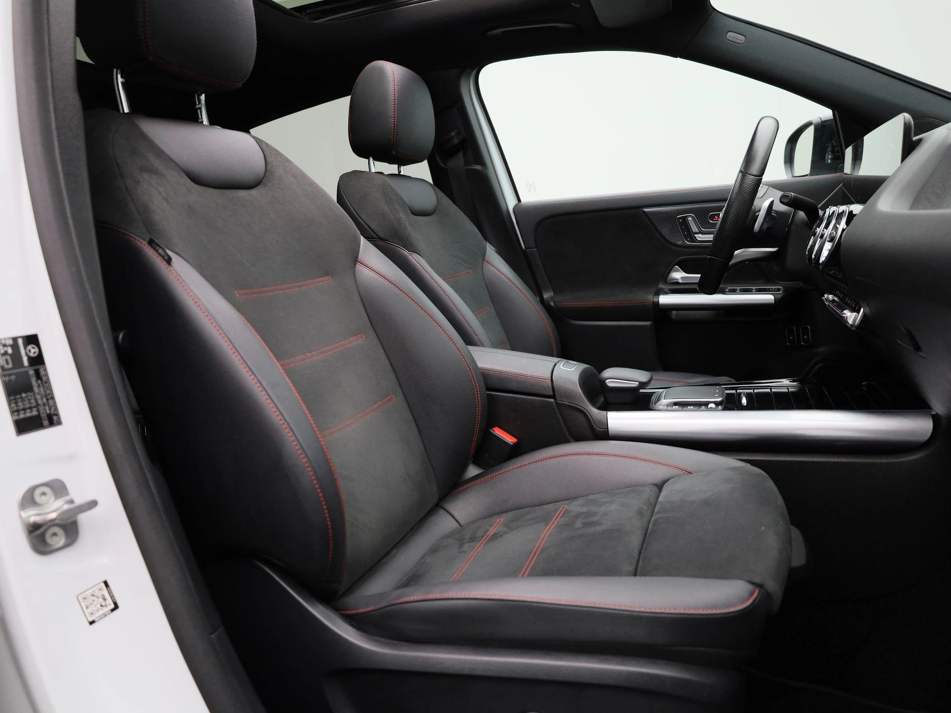 Mercedes-Benz-GLA-image-35