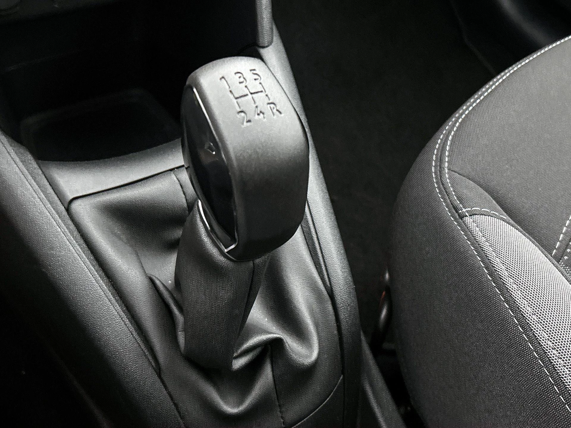 Peugeot-208-image-24
