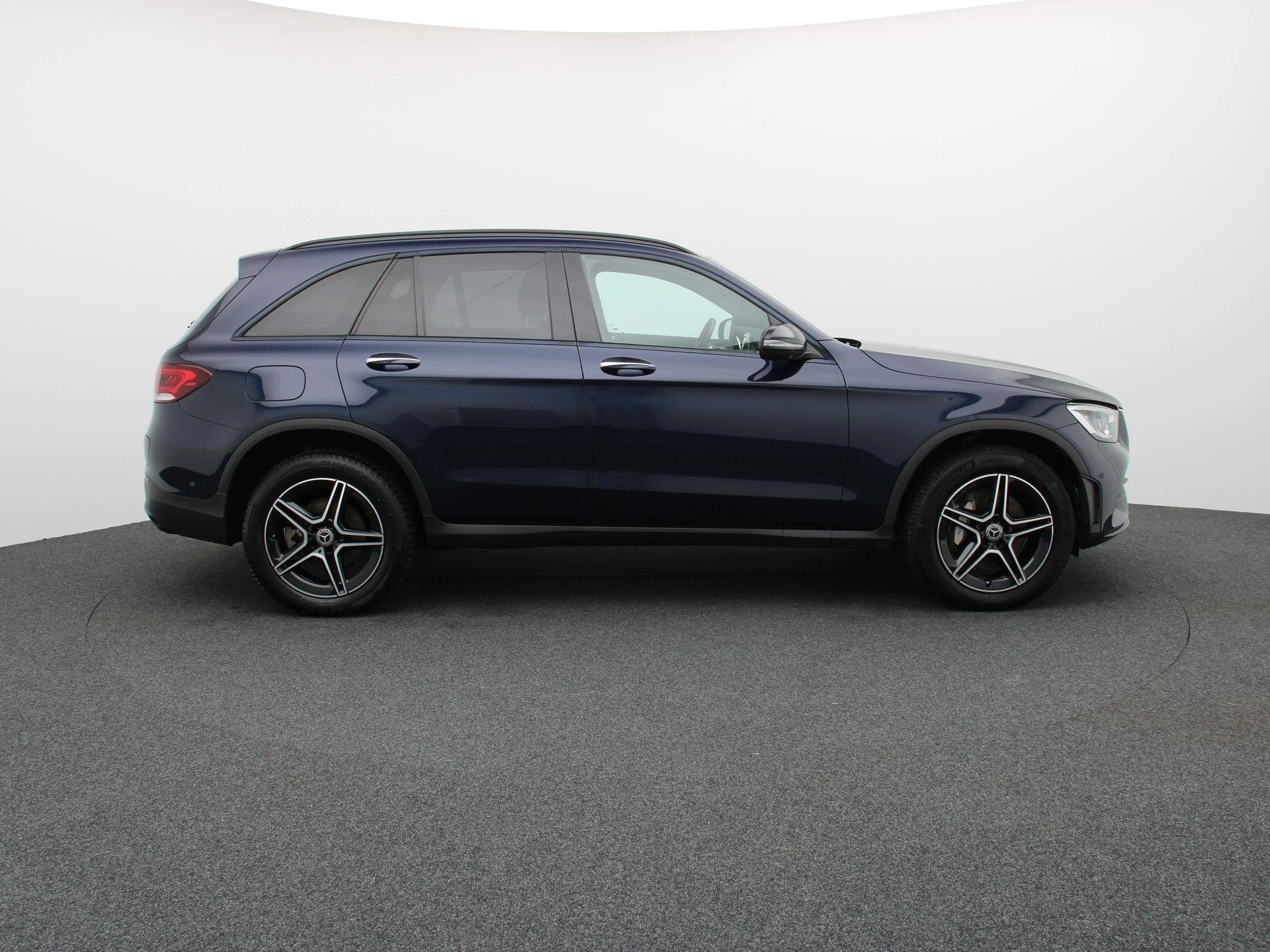 Mercedes-Benz GLC 300e SUV AMG LINE + PANO DAK + BURMESTER + CARPLAY + SURROUND VIEW +