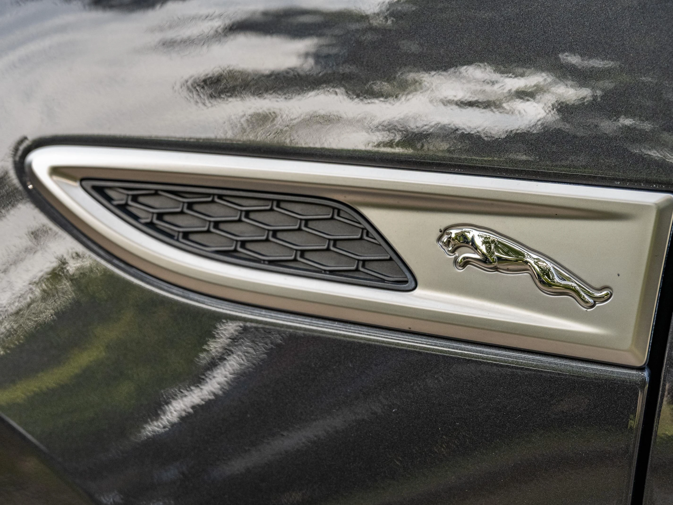 Jaguar E-PACE P300e R-Dynamic S