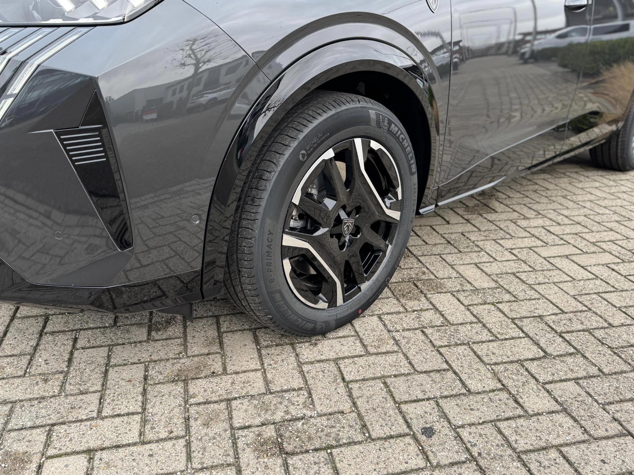 Peugeot-e-5008-image-8