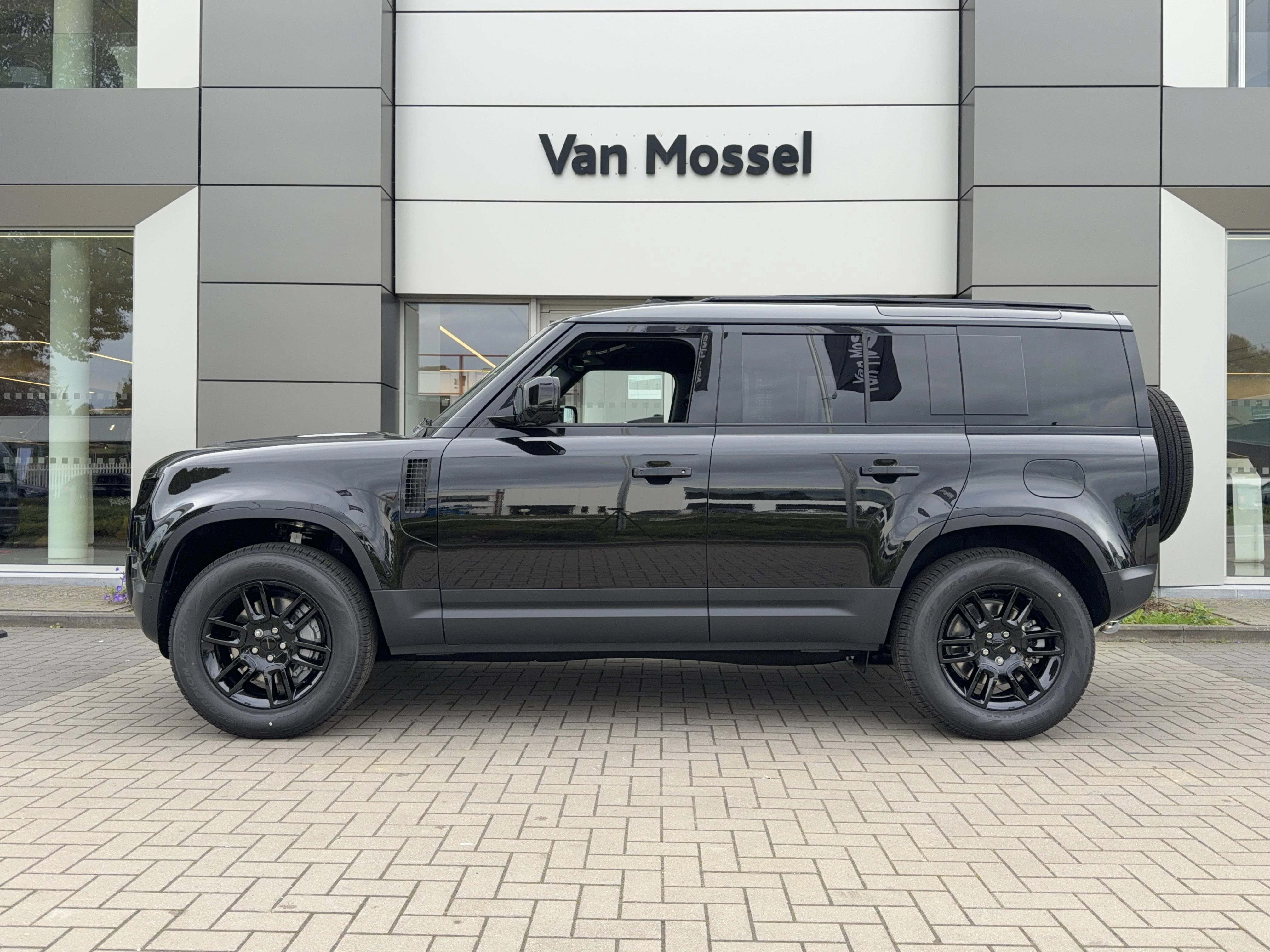 Land Rover-Defender-image-3