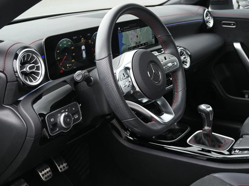 Mercedes-Benz-CLA 200-image-9