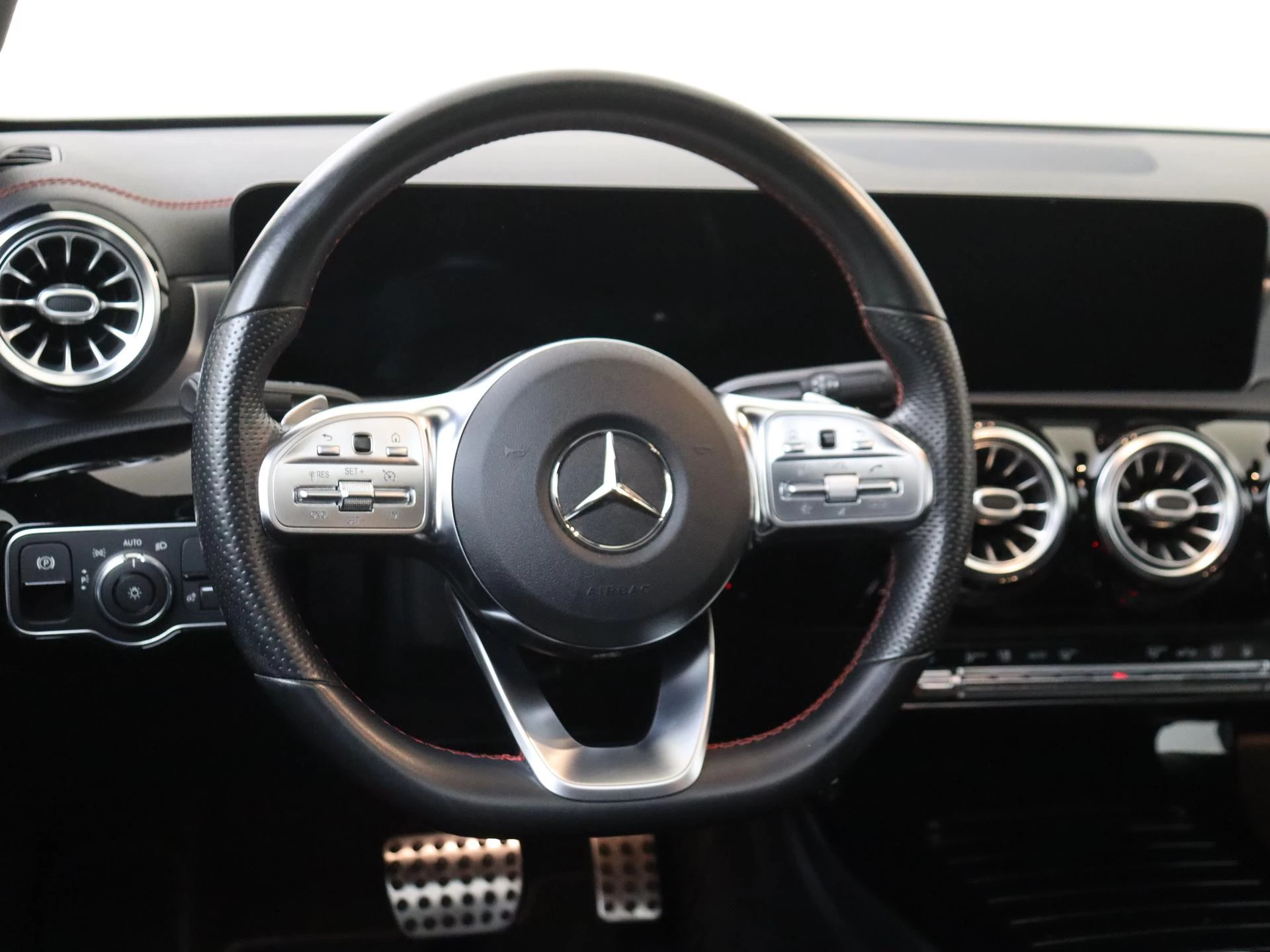 Mercedes-Benz-CLA-image-9