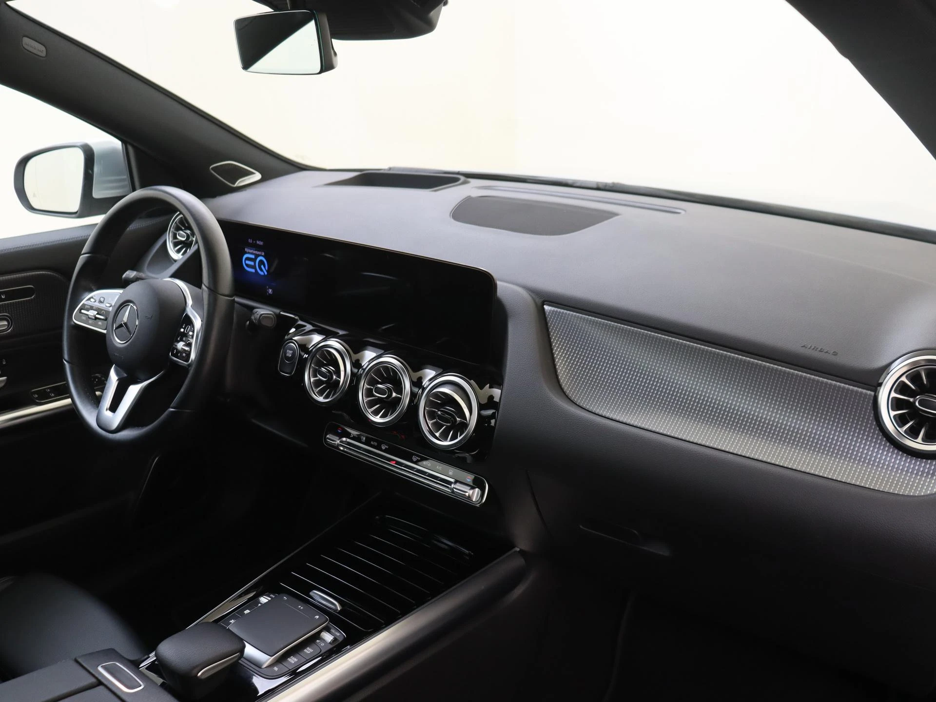 Mercedes-Benz-EQA-image-4