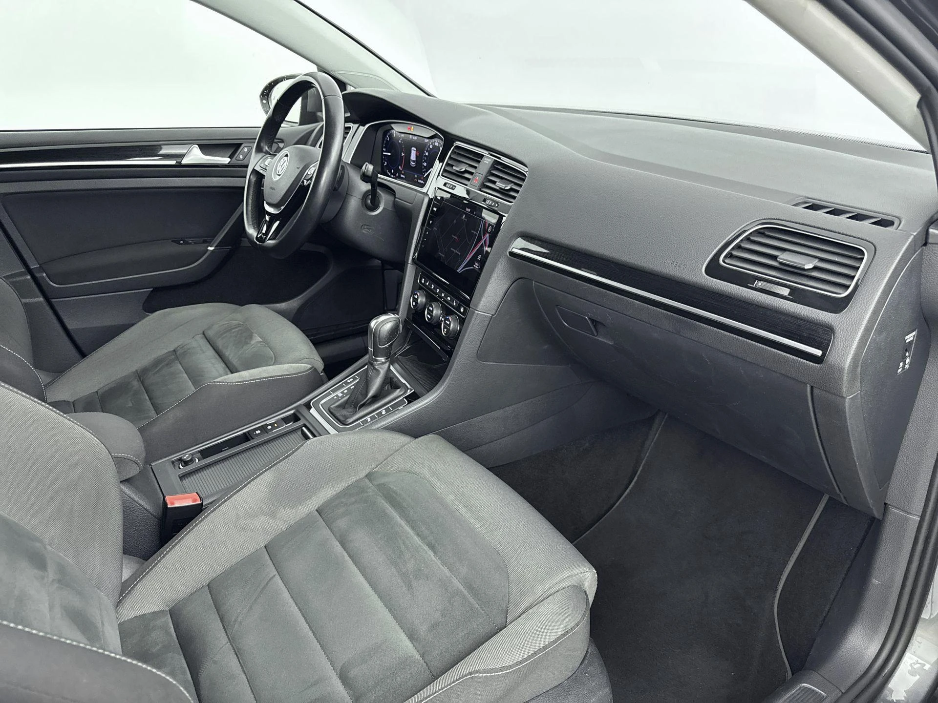 Volkswagen-Golf-image-16