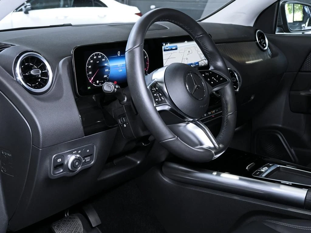 Mercedes-Benz-GLA 220-image-9
